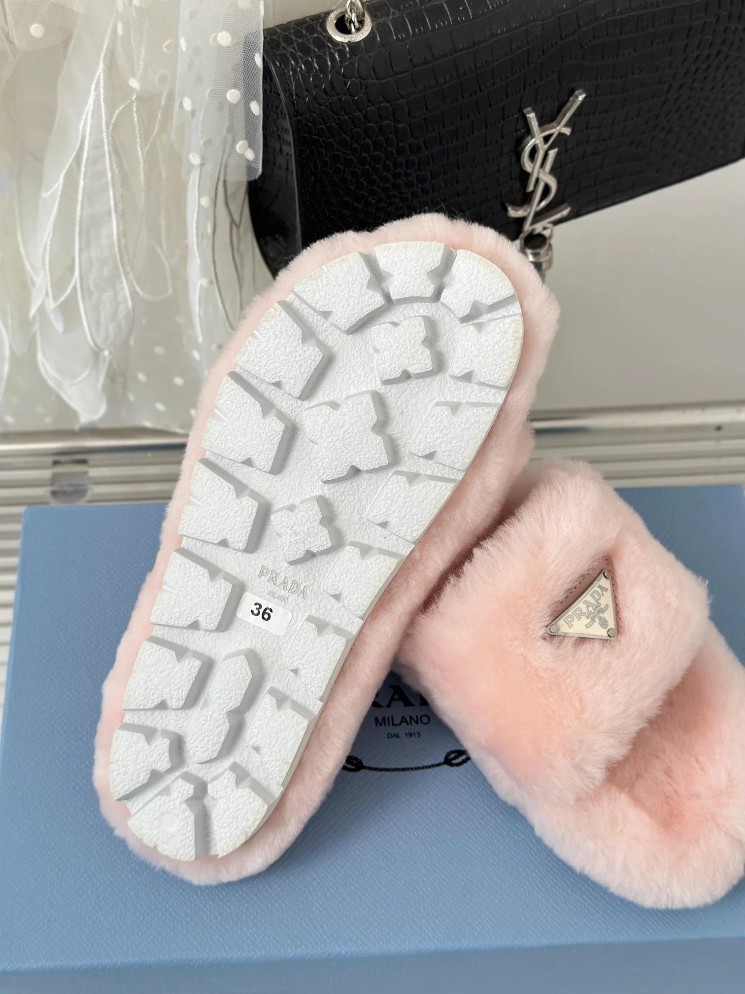 Новинка сезона осень/зима 2023 от Prada - Шерстяные тапочки - Розовые