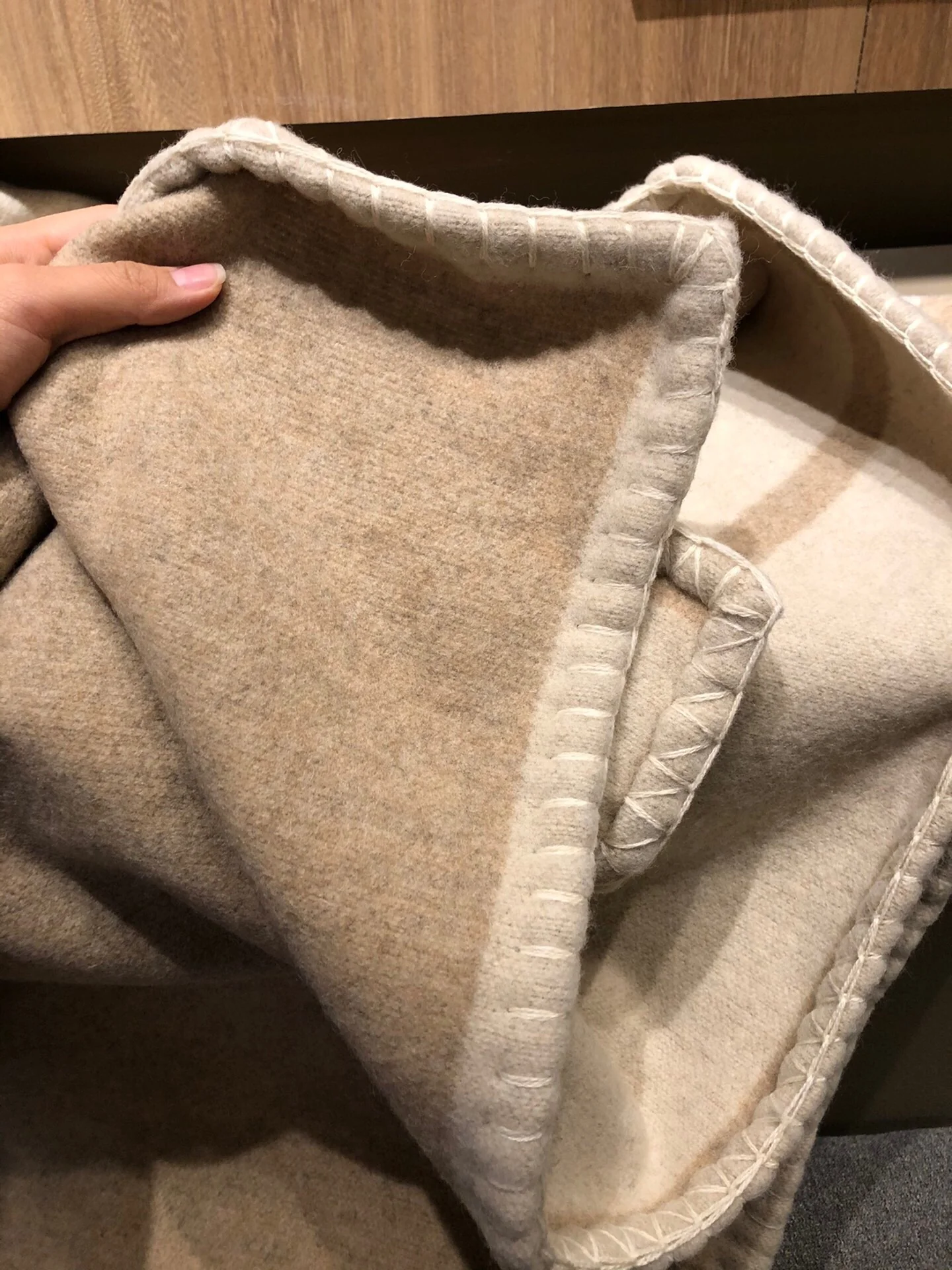 Многофункциональная двусторонняя шаль Chanel - 90% овечья шерсть - 10% кашемир - 140-180 см