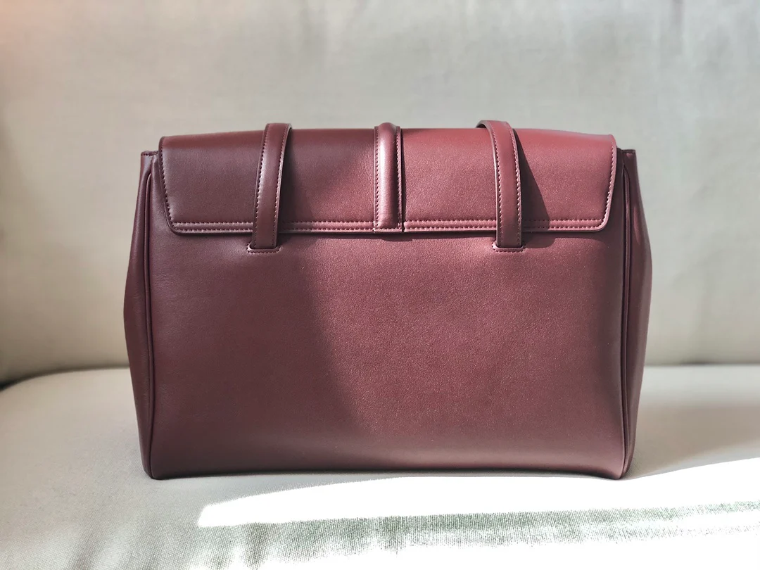 Сумка Celine Soft 16 Medium из гладкой телячьей кожи, бордового цвета.