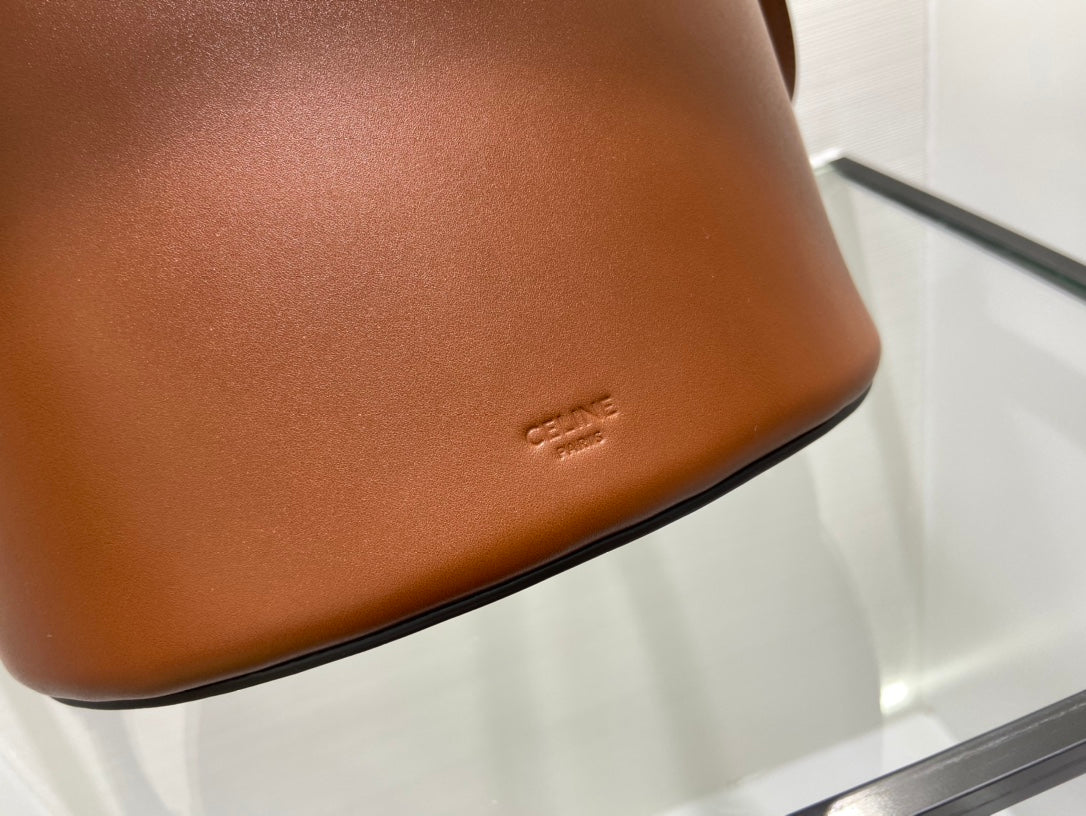 сумка-ведро Celine из коровьей кожи с ремешком Майолло и триумфом