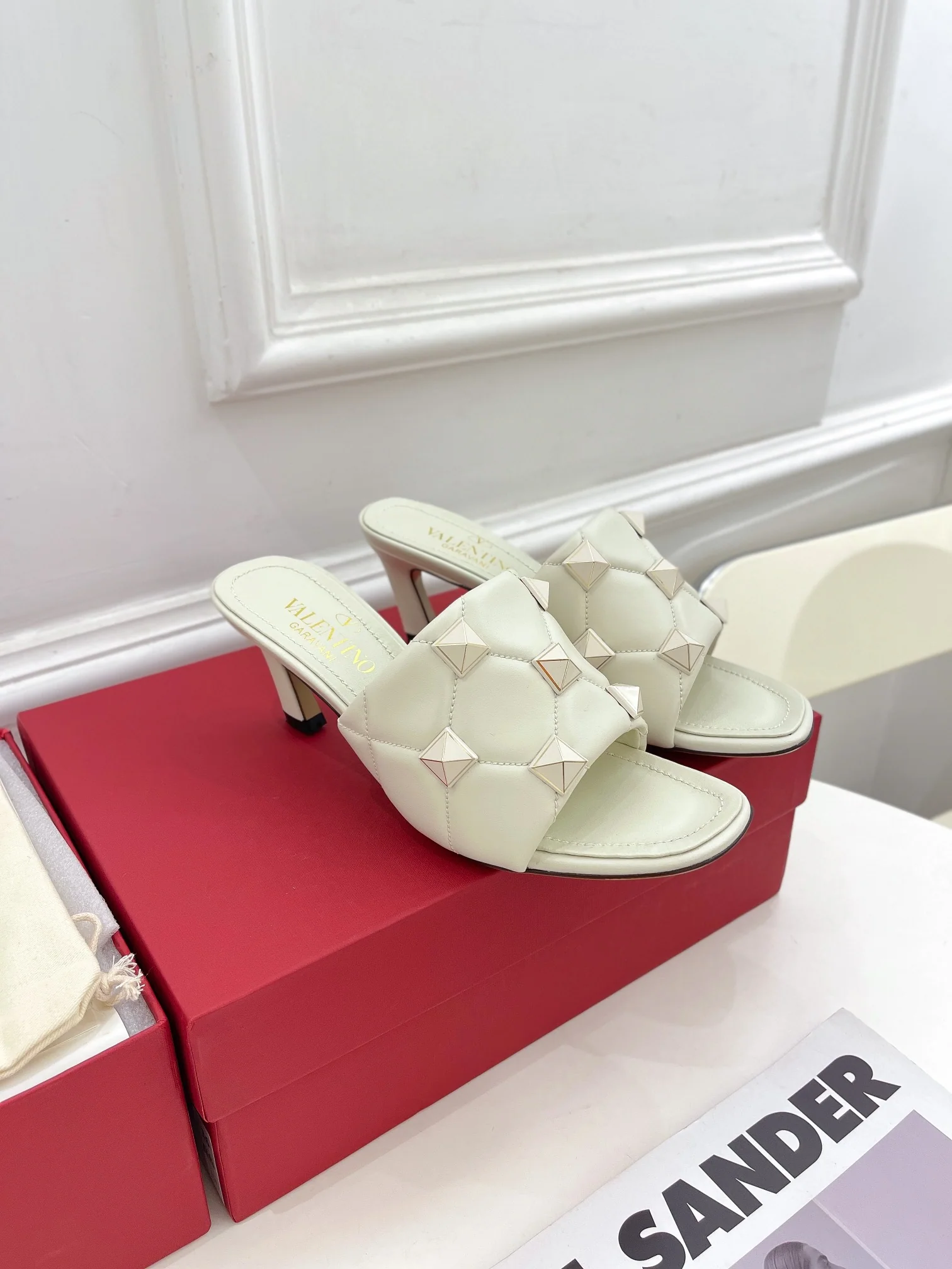 Новинка сезона весна/лето 2022 от Valentino - туфли на каблуке с заклепками