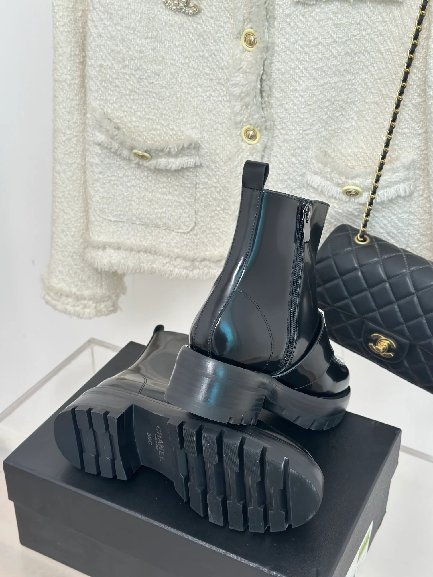 Новинка сезона осень/зима 2023 от Chanel - Ботильоны на массивном каблуке с квадратной пряжкой - Белые