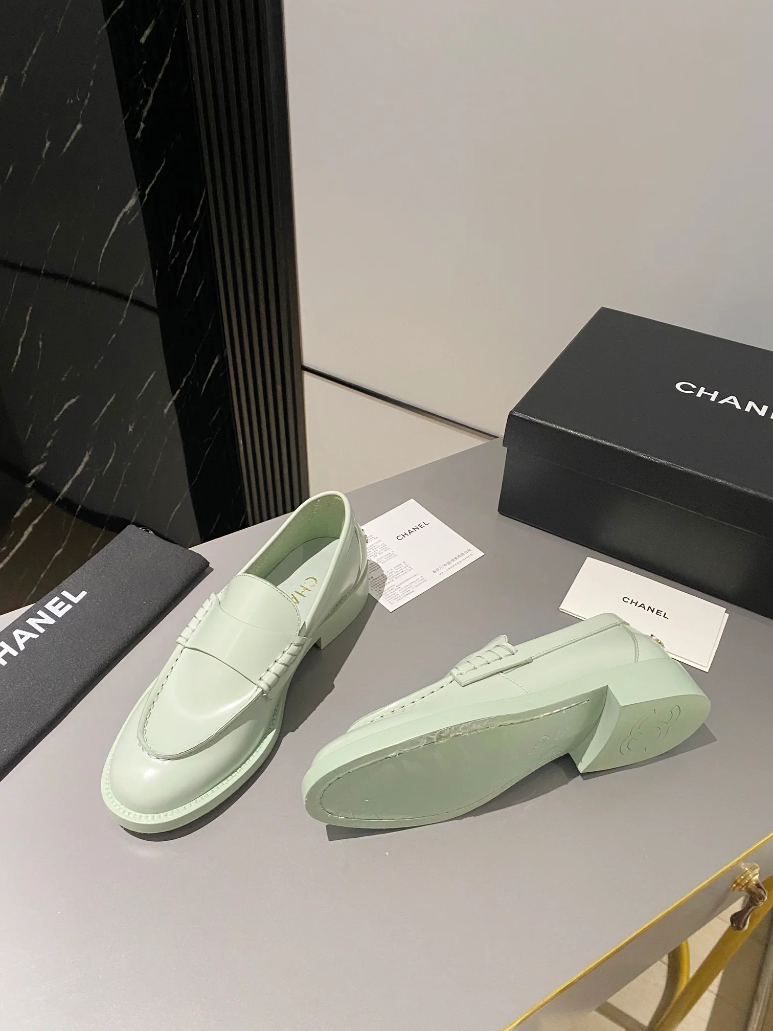 Новинка осенней коллекции Chanel 2023 — Лоферы — Светло-зеленые
