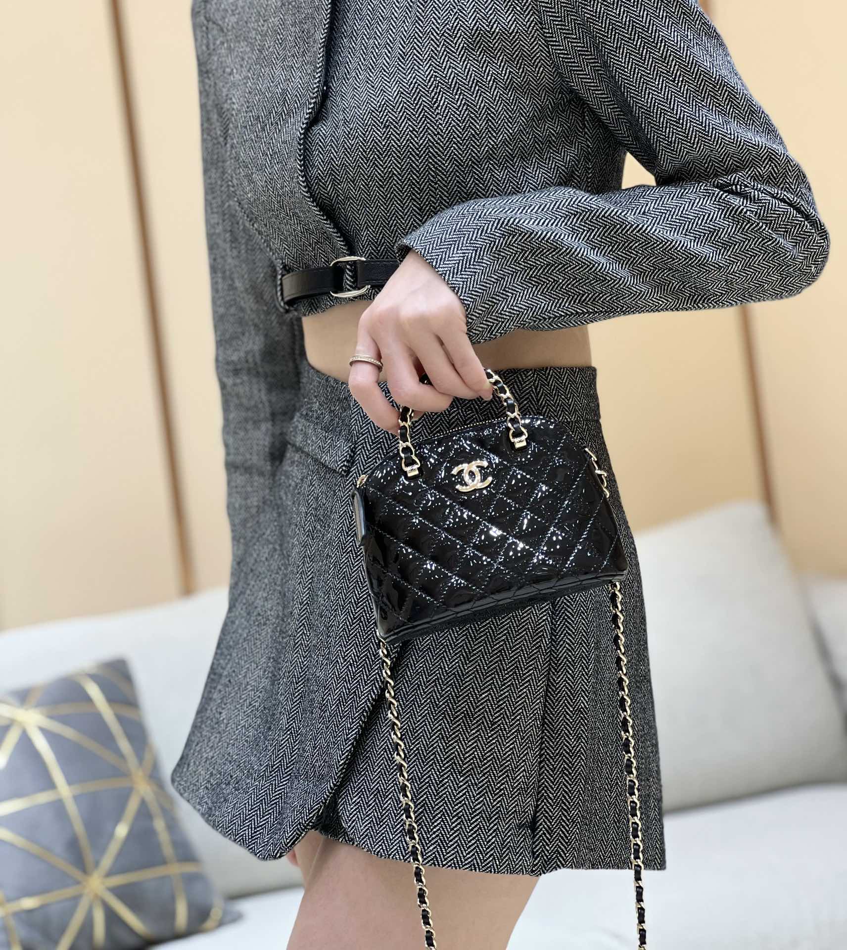 Новинка сезона весна/лето 2023 от Chanel - сумка Shell из лакированной кожи - черная - фотографии в действии.