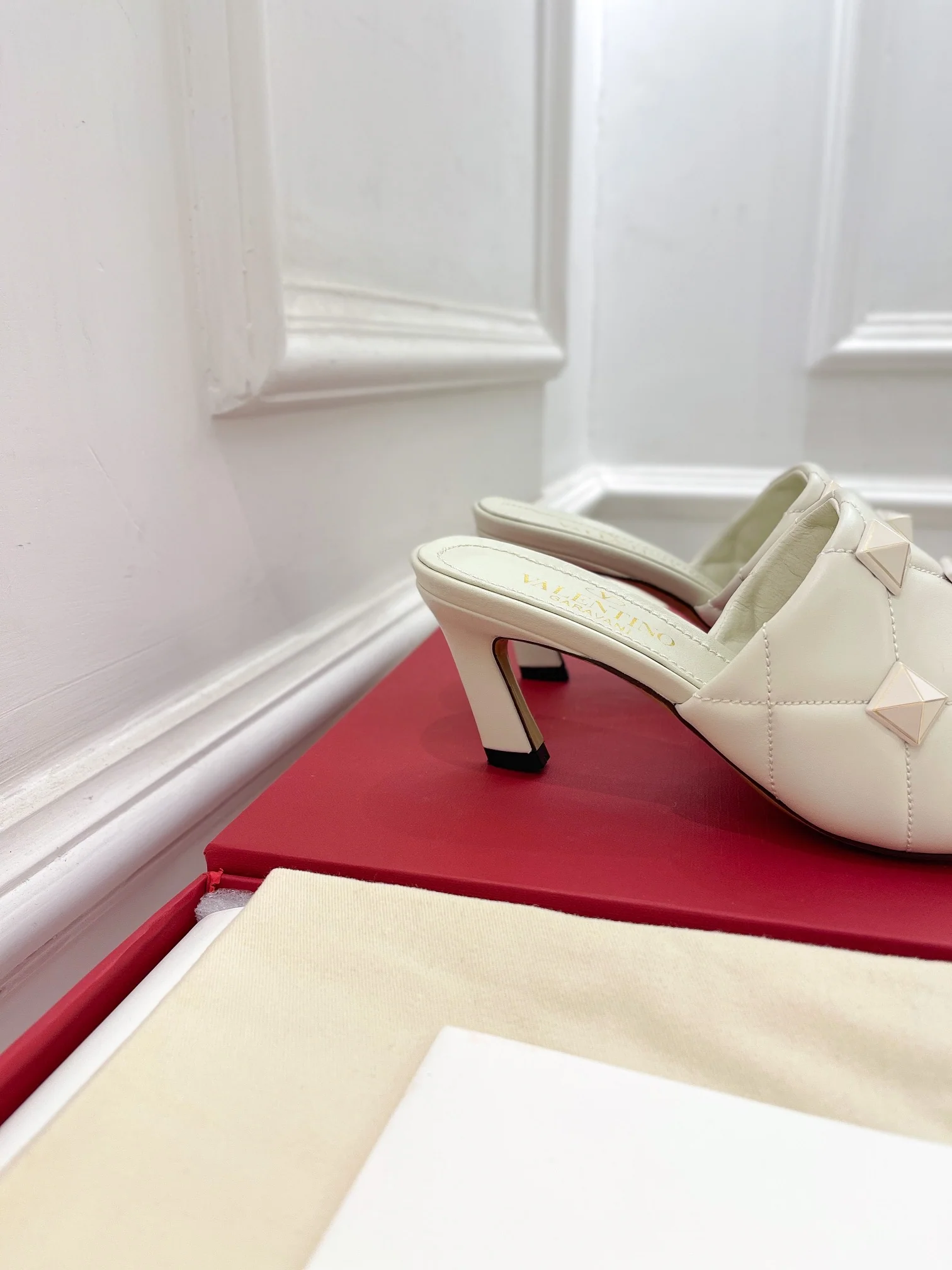 Новинка сезона весна/лето 2022 от Valentino - туфли на каблуке с заклепками