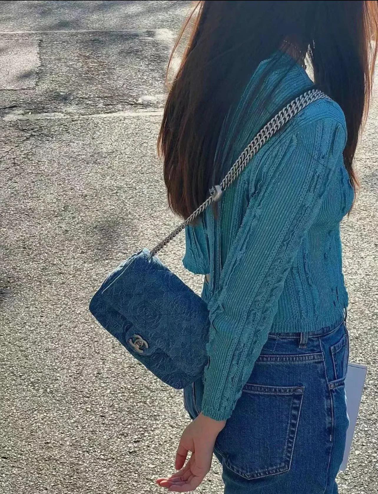 Коллекция Chanel Весна/Лето 2023 - Пряжка в виде сердца с камелией из денима - Квадратная - Светло-голубая серебристая пряжка - 19 см - 1