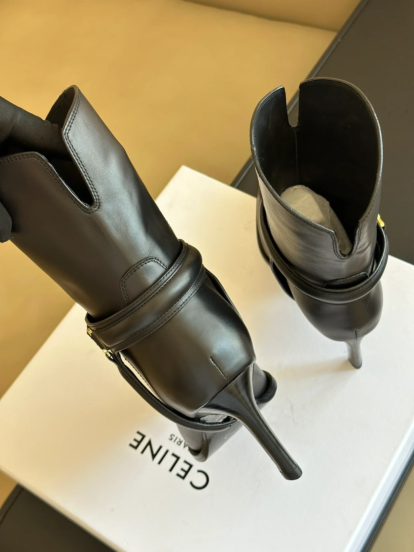 Новинка сезона осень/зима 2023 от Celine - Ботильоны на шпильке - Черные