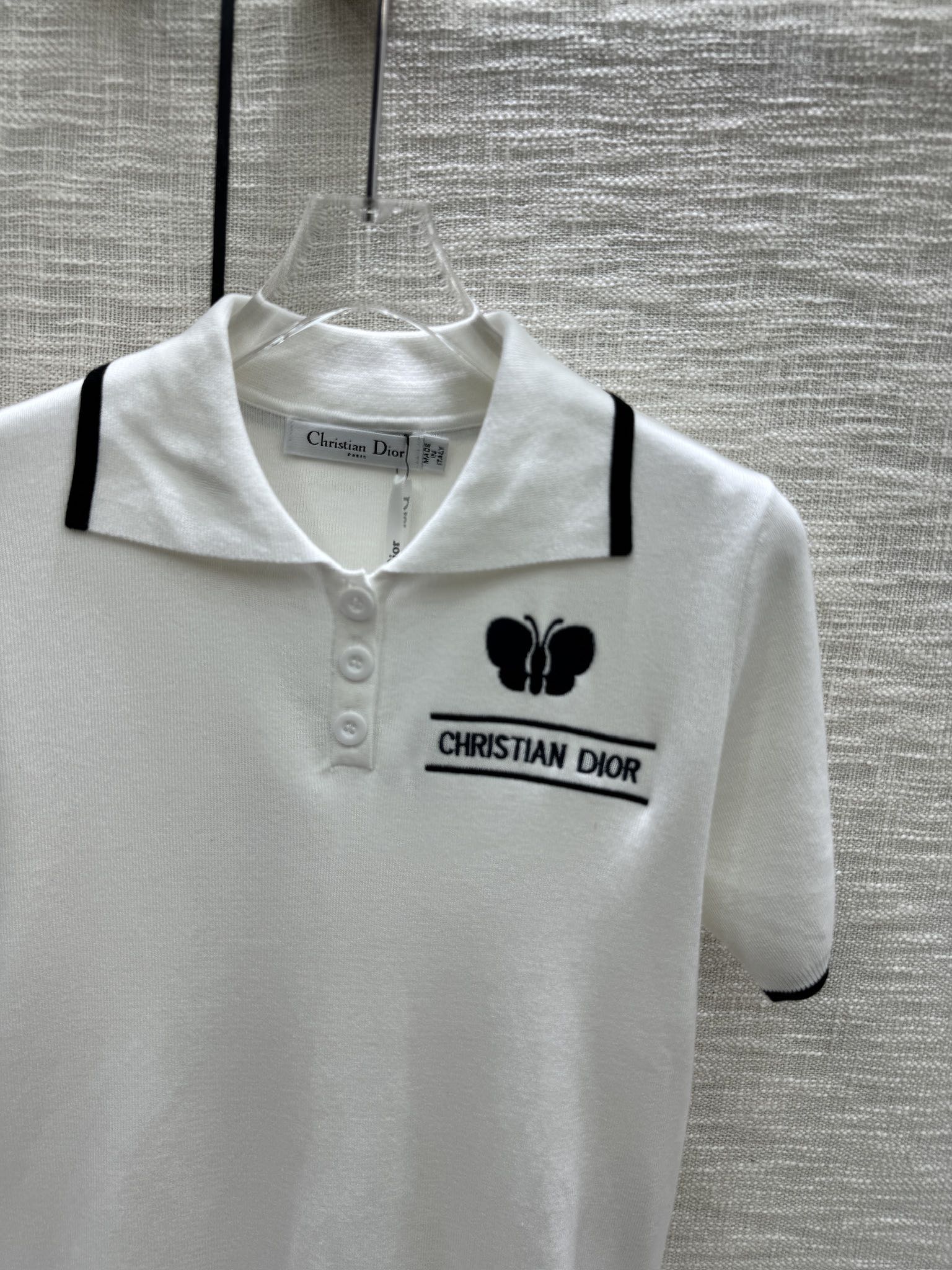 Dior - 2403-24 Ранняя весна. Новая коллекция ?Бабочка? - Трикотажное поло с коротким рукавом - Белое