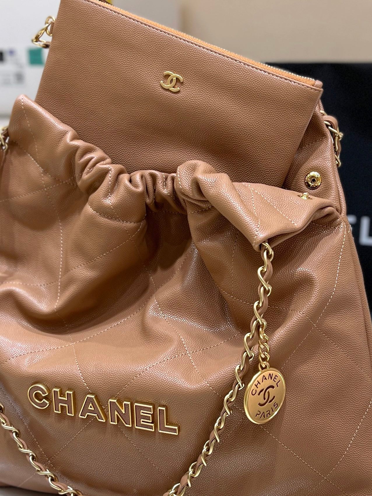 Chanel - Коричневая кожаная сумка длиной 22 дюйма с текстурой в виде шариков (в стиле мусорного мешка).