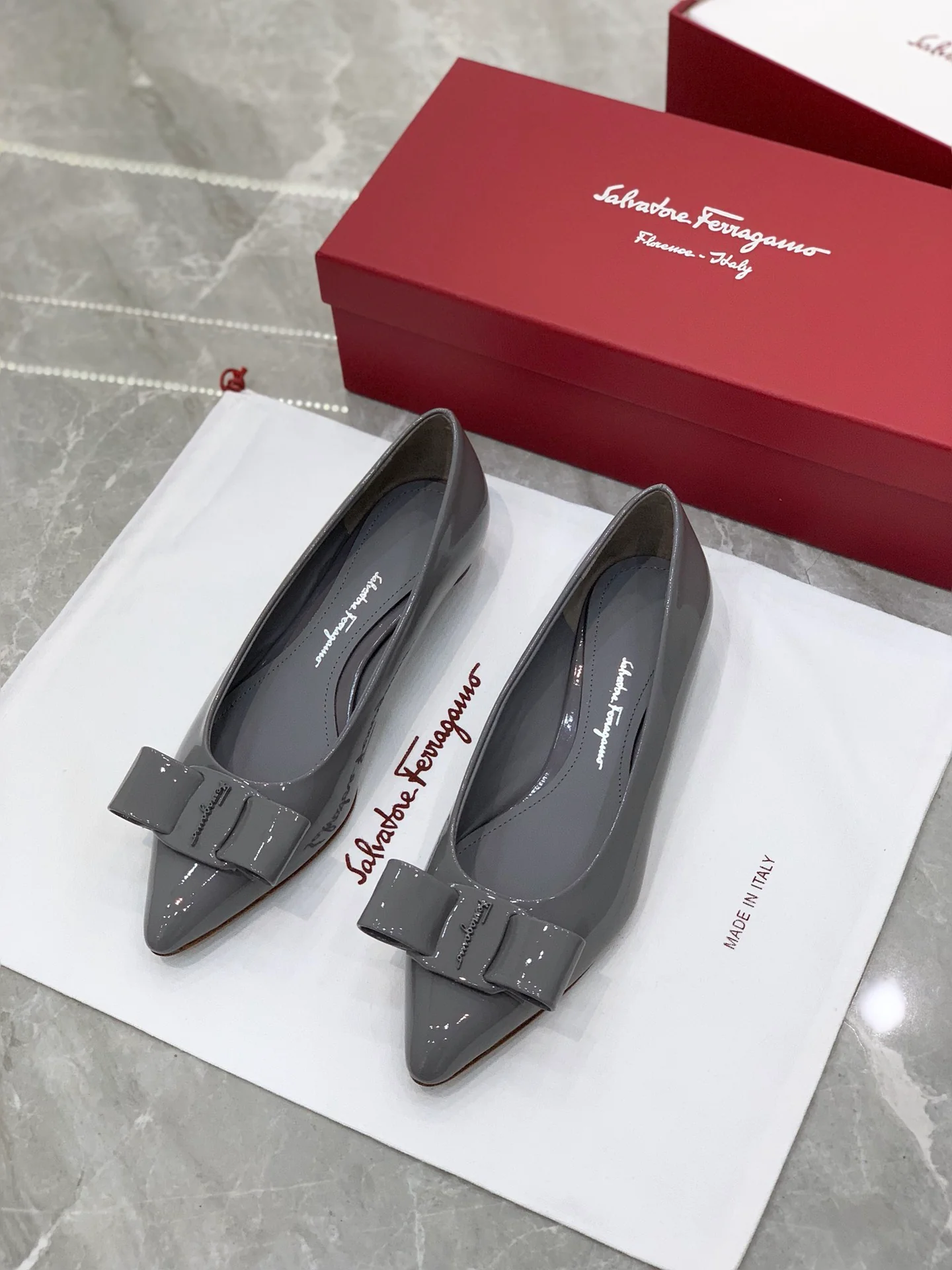 Туфли Salvatore Ferragamo - балетки Ferragamo Viva на низком каблуке с острым носком - лакированная кожа, серые