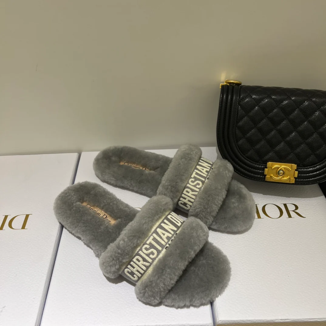 Dior - Новинка сезона осень/зима 2022 - Шерстяные тапочки