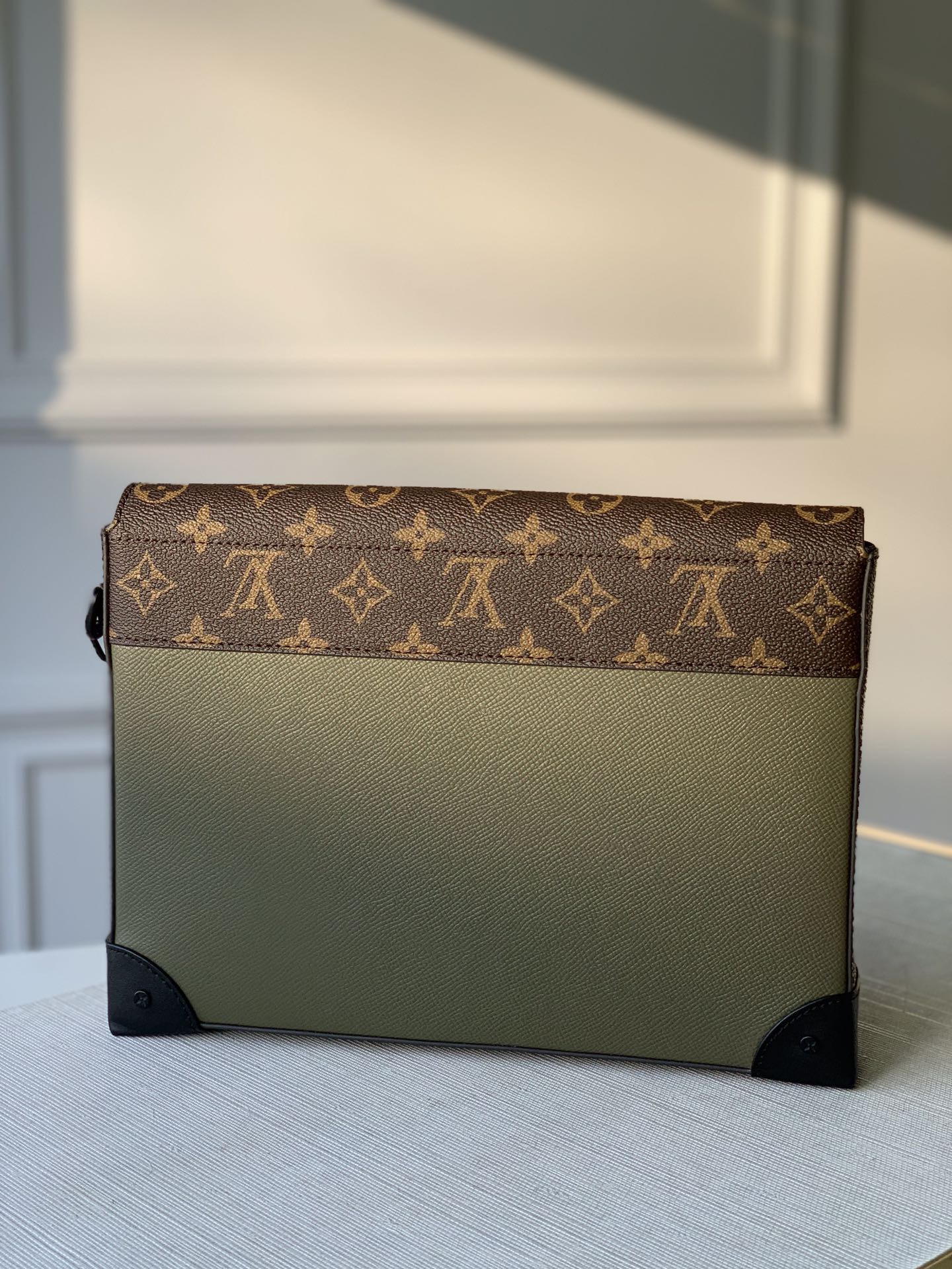 Клатч Pochette Voyage Steamer LV M30583 — темно-зеленый