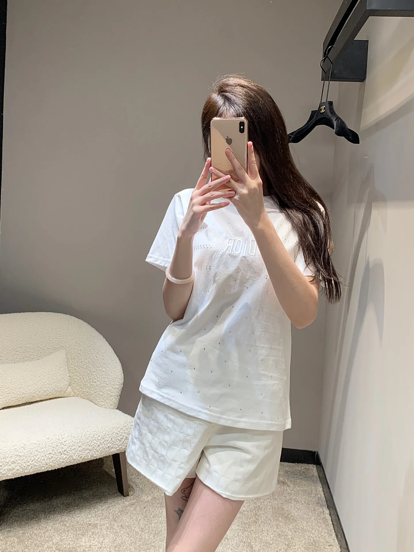 Dior 2403 - Футболка с короткими рукавами и круглым вырезом, украшенная вышитой пятиконечной звездой и стразами.