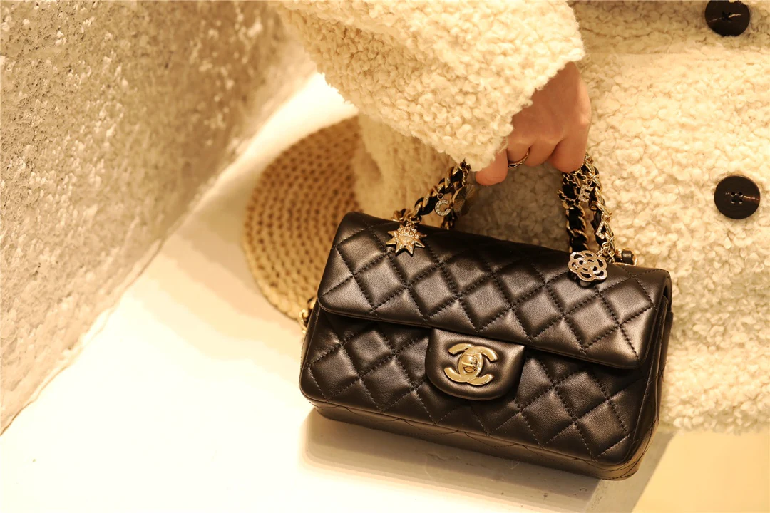 Миниатюрный кулон-значок Chanel CF