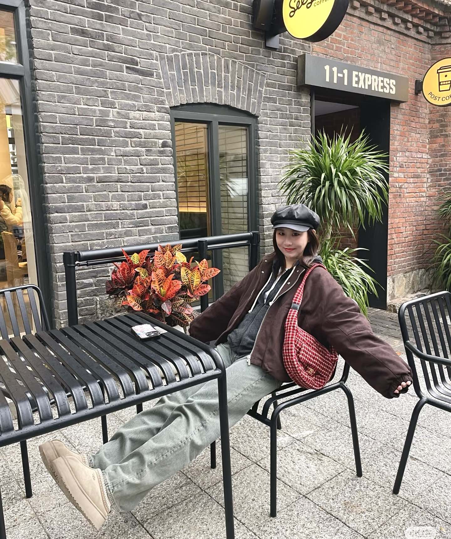 Сумка-хобо Chanel с узором ?гусиная лапка? — красная.