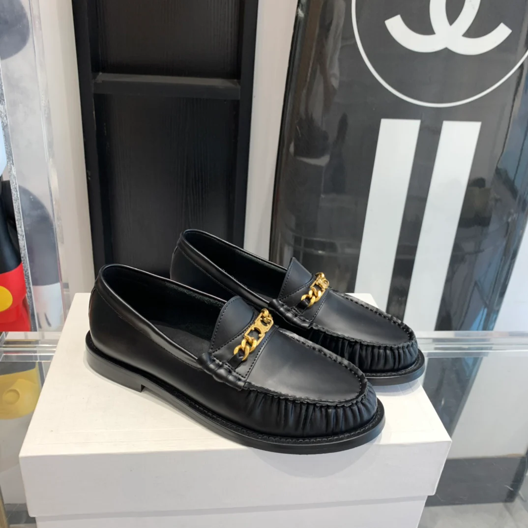 Новинка сезона осень/зима 2023 от Celine - Балетки с мятой поверхностью - Черные