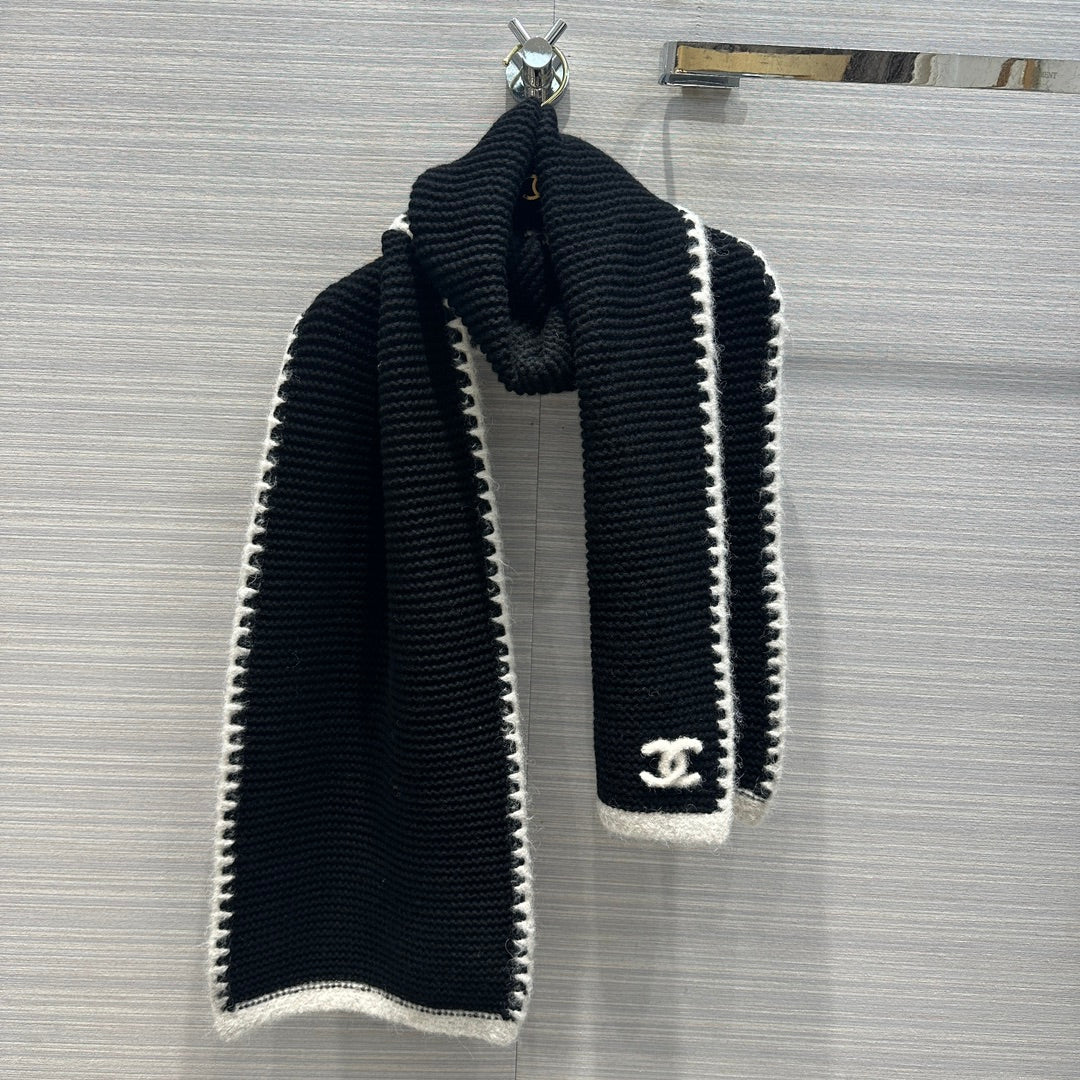 Новый шарф Chanel Double C с бахромой, коллекция осень/зима 2023, черный.