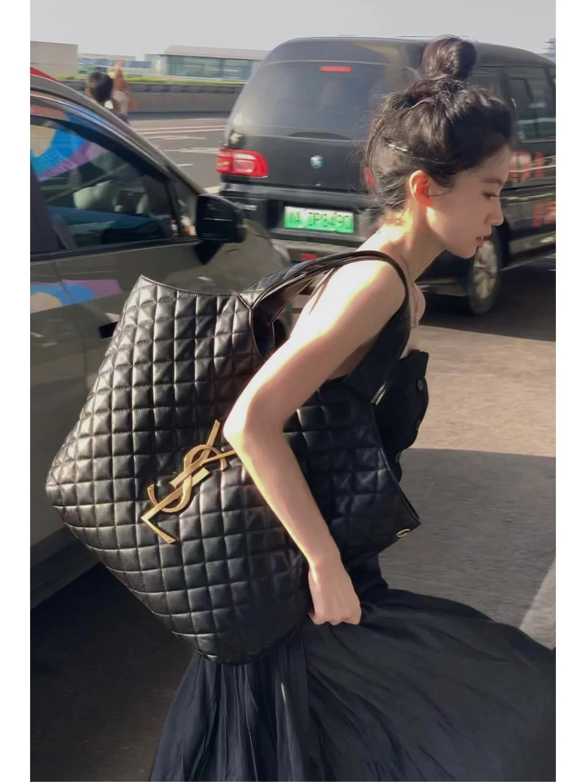 Сумка-тоут YSL Icarre - из овечьей кожи - черная с золотой фурнитурой