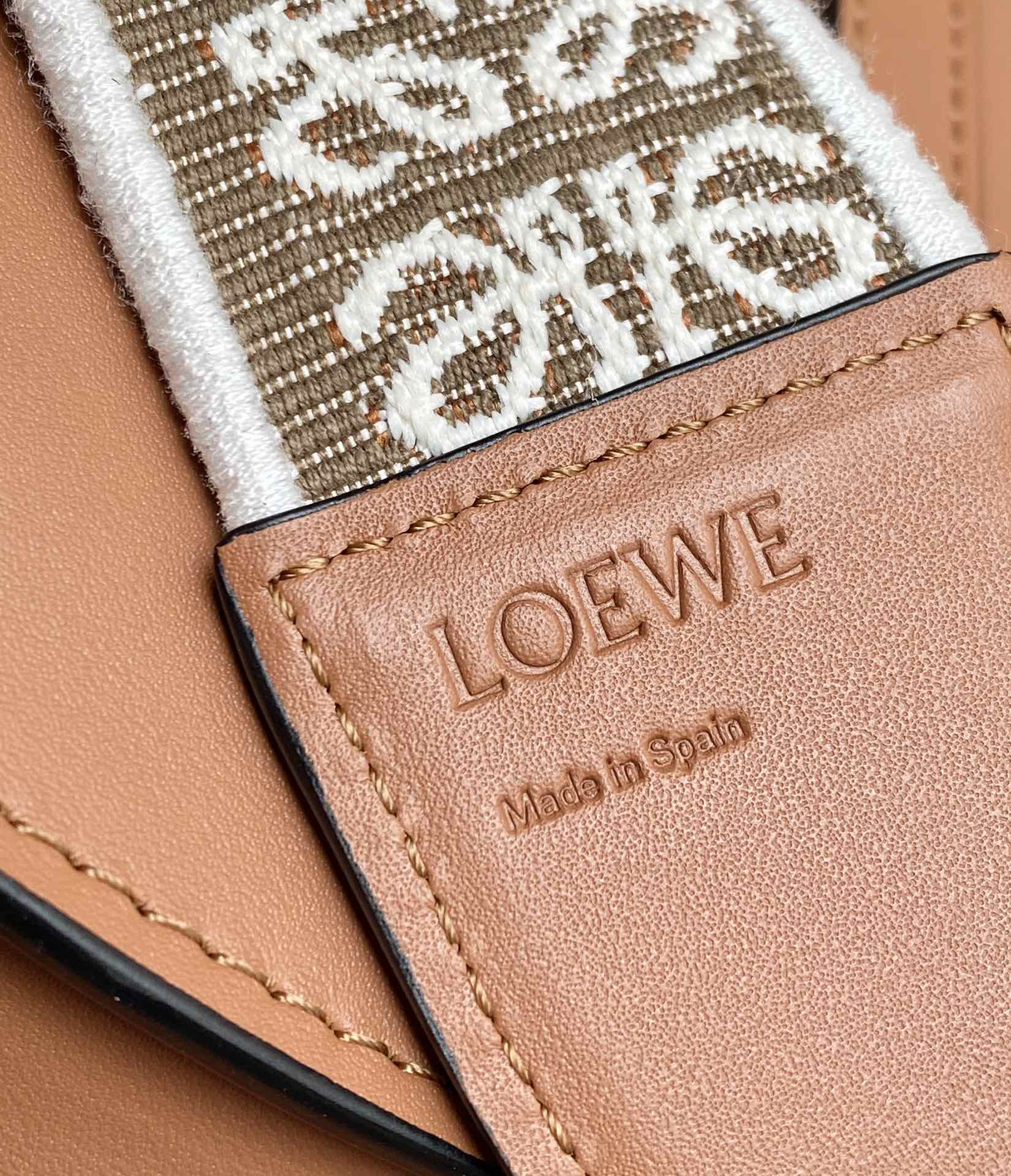 Сумка Loewe Gate Mini 21x12x5x9x5 см с широким плечевым ремнем и надписью.