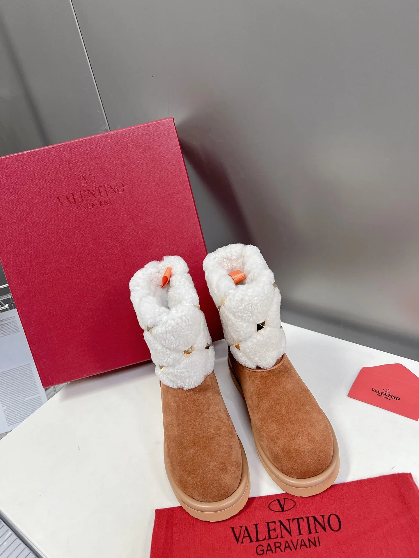 Весенняя коллекция Valentino 2022 — Ботильоны с меховой отделкой и оборками — Верблюжий цвет