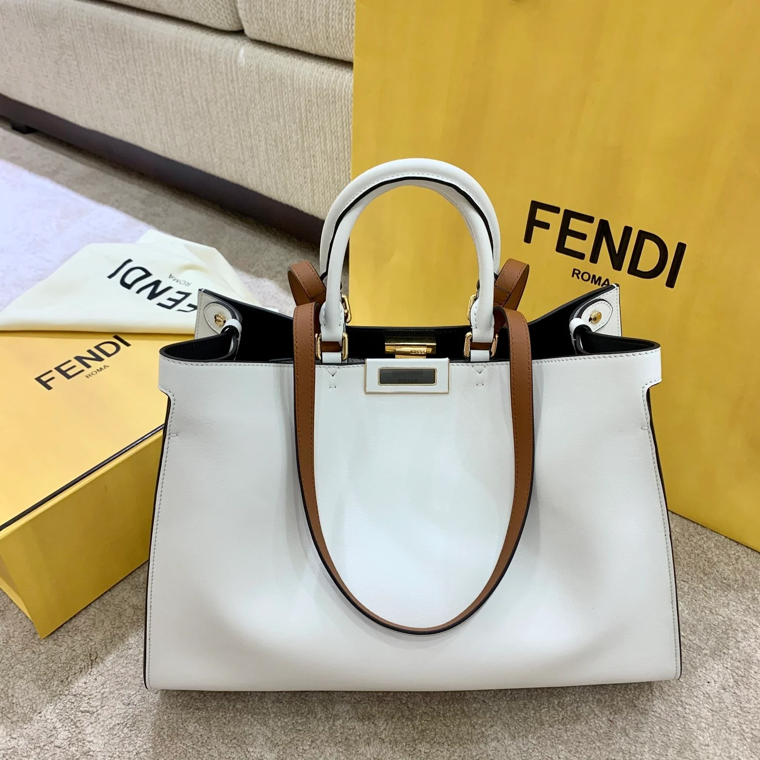 Сумка Fendi Peekaboo XLite из белой кожи