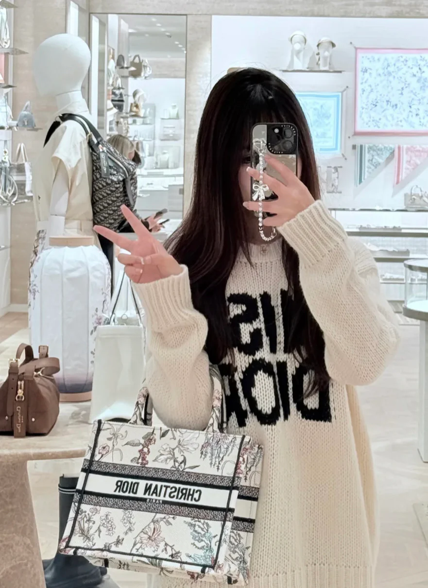 Сумка-шоппер Dior Booktote из коллекции Garden, четыре цвета, маленький размер, черный.