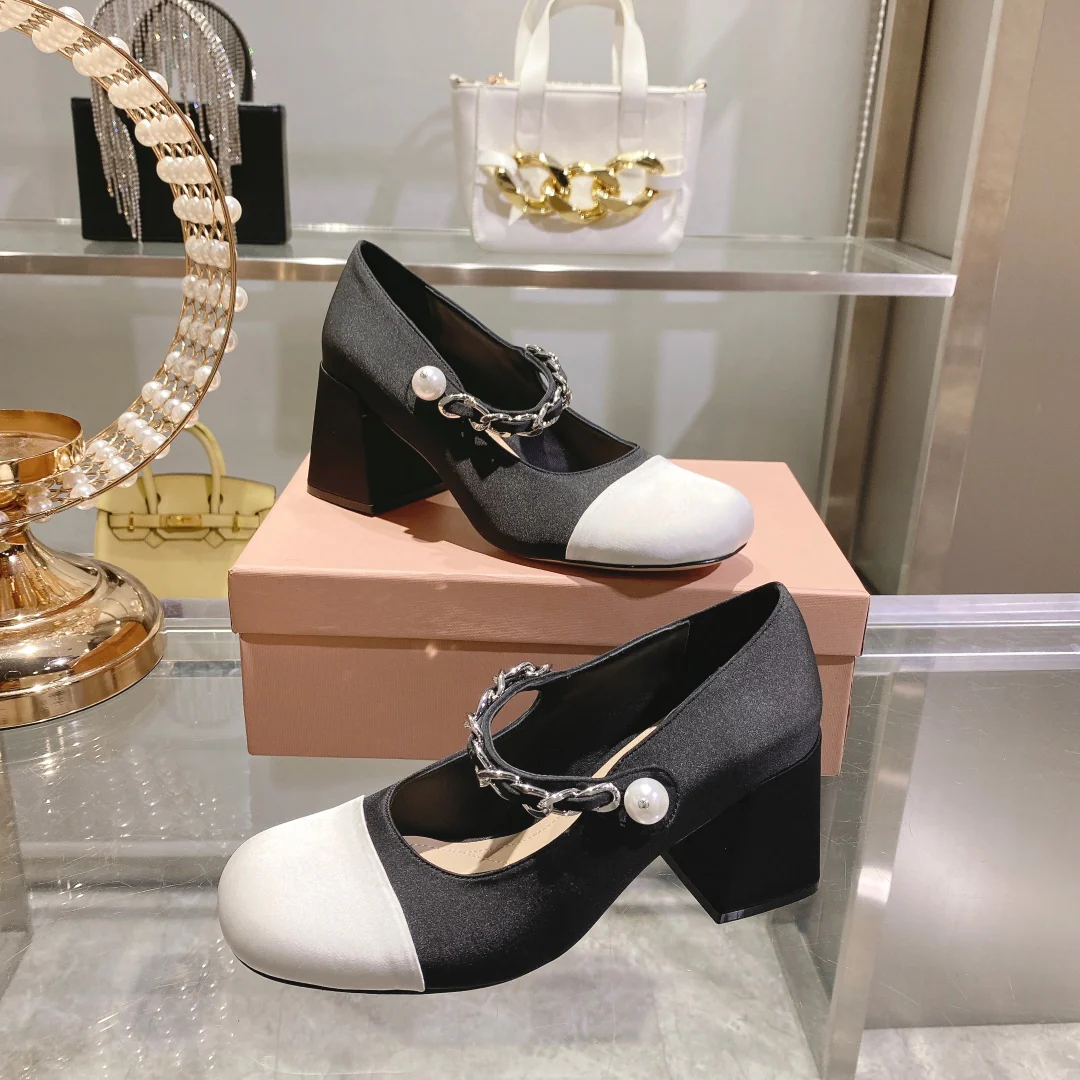 Весенняя коллекция Miu Miu 2023 - Шелковые туфли на массивном каблуке с квадратным носком - Черные