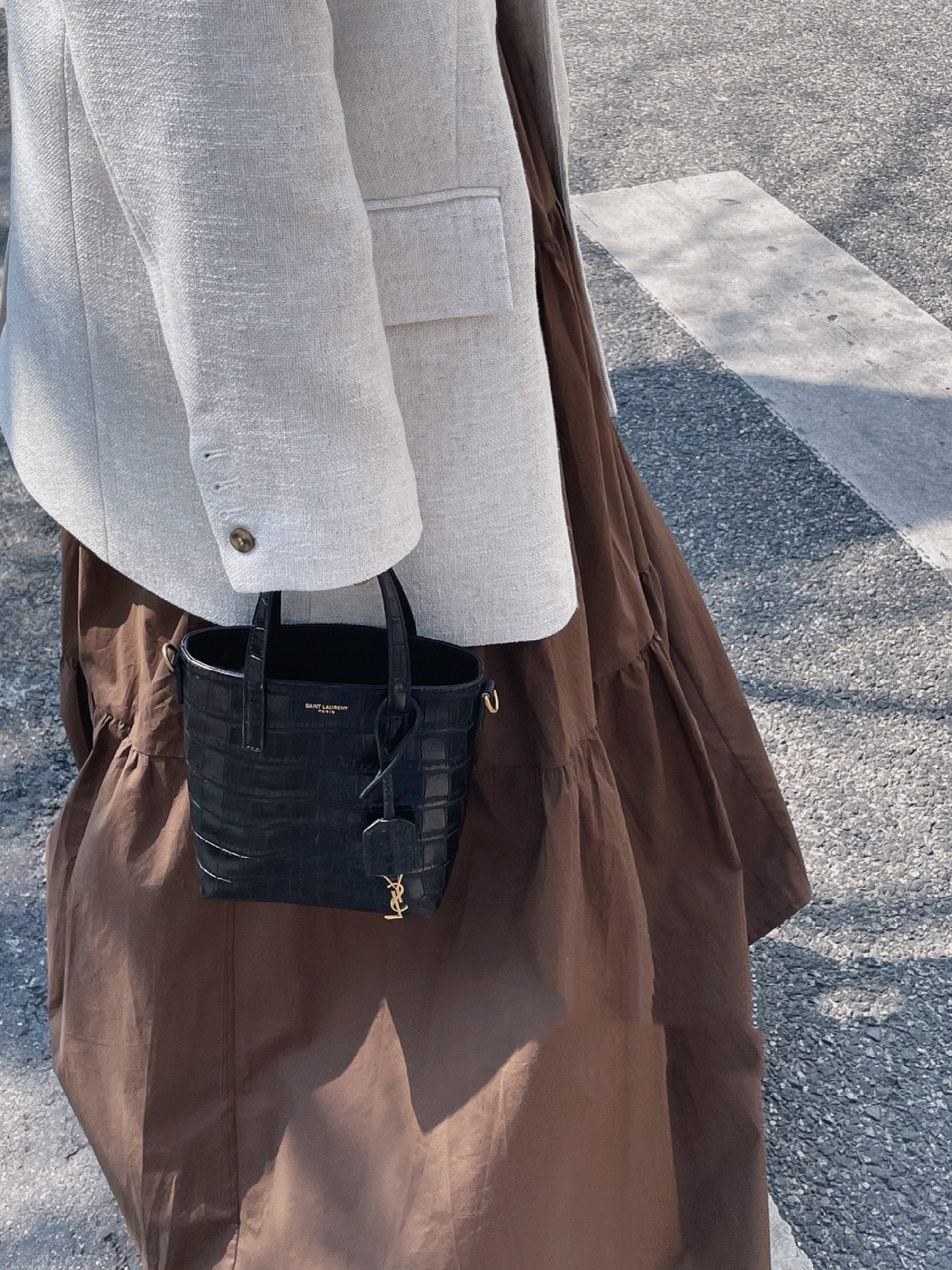 Мини-сумка YSL с крокодиловым принтом — черная — на фото.