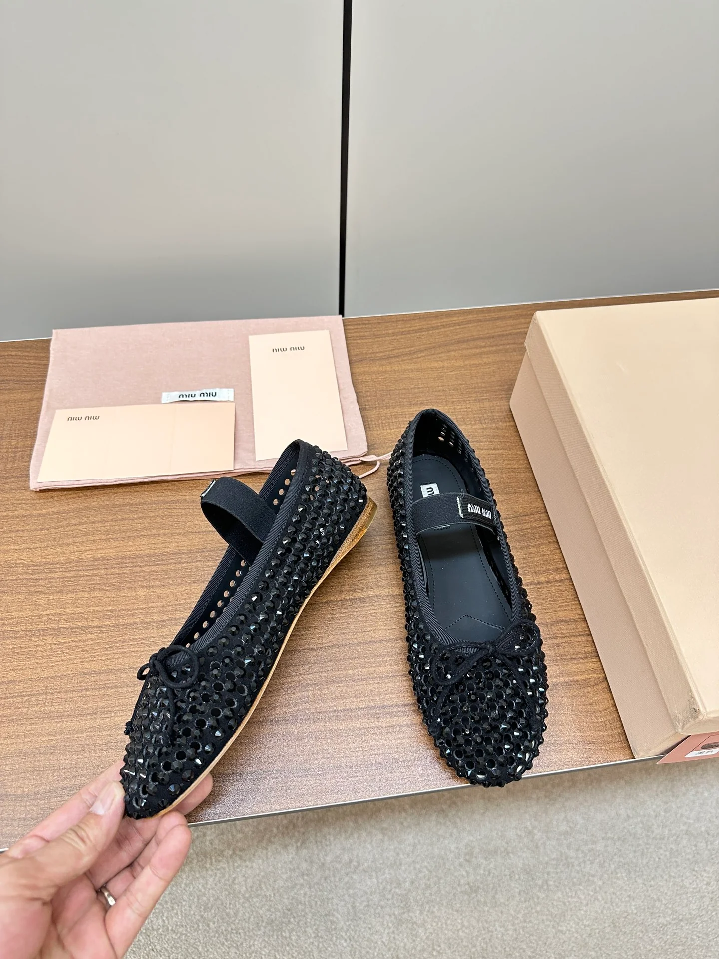 Новые поступления коллекции Miu Miu осень/зима 2023 - Балетки с кристаллами - Балетки - Черные