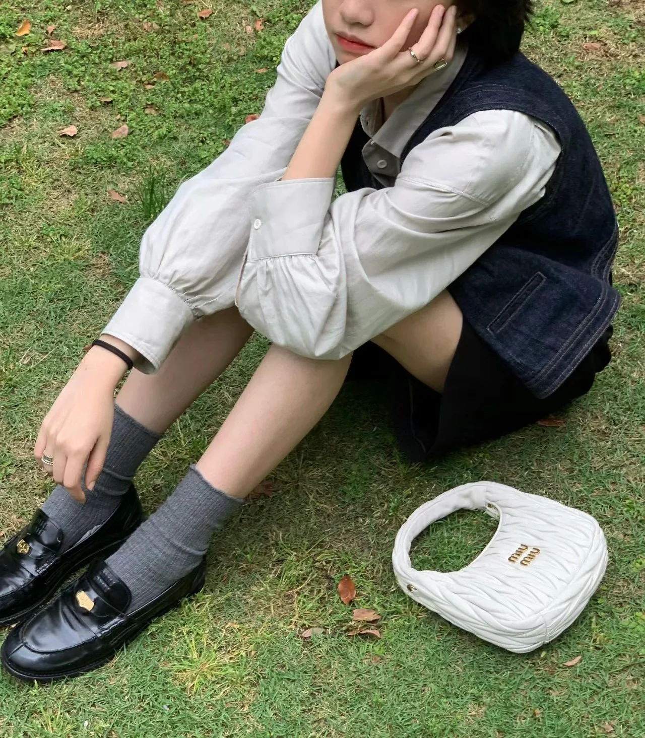 Сумка Miu Miu Wander — маленькая, из овечьей кожи — носите и делитесь с другими.