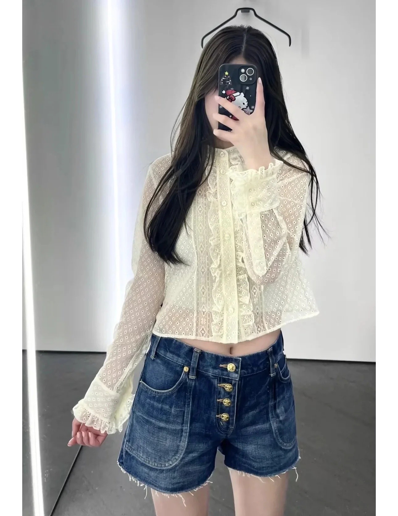 Коллекция Celine Весна/Лето 2024 — Джинсовые шорты с большими карманами