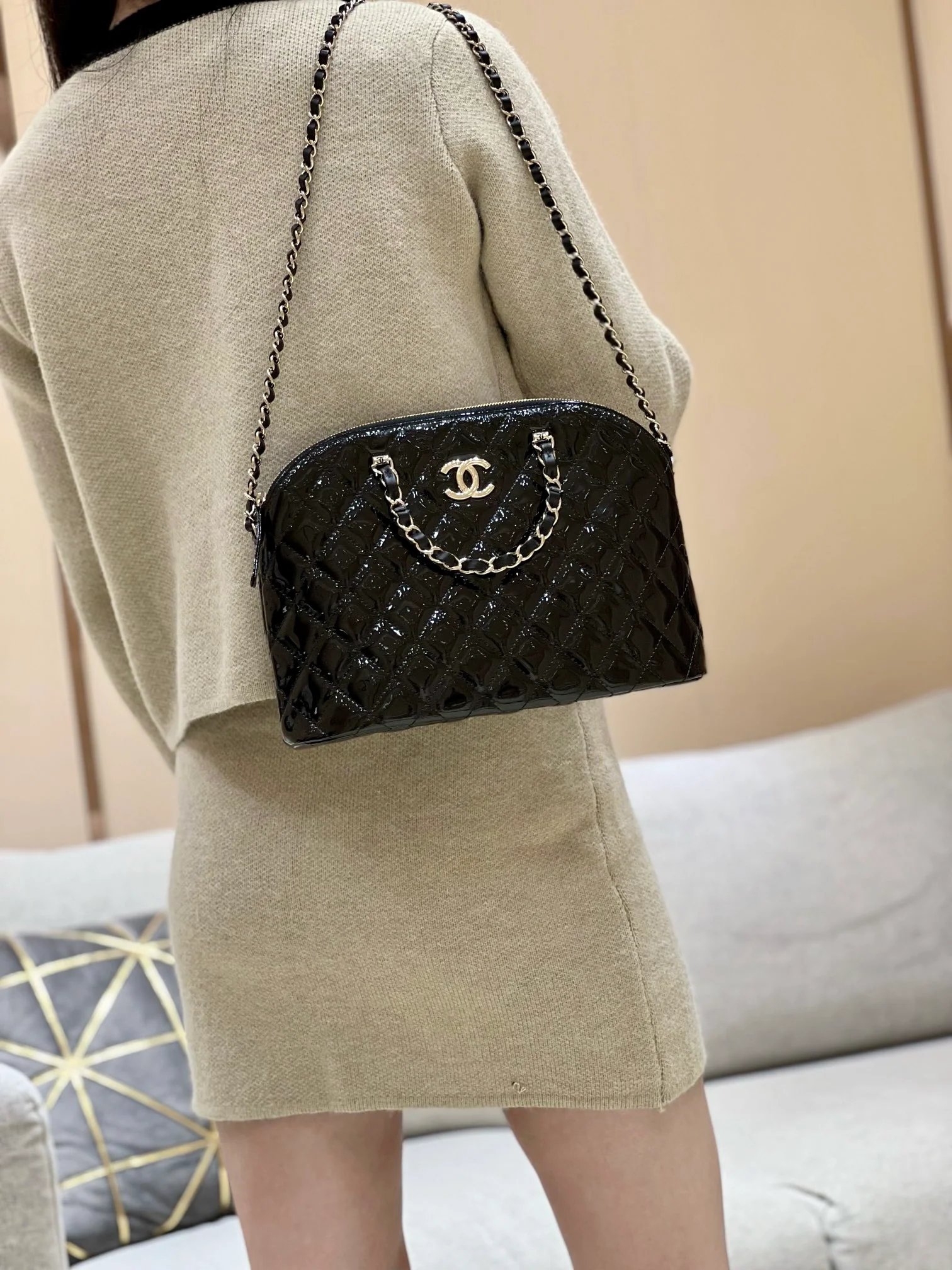 Новинка сезона весна/лето 2023 от Chanel - Сумка-ракушка из лакированной кожи - Большая - Черная - 1