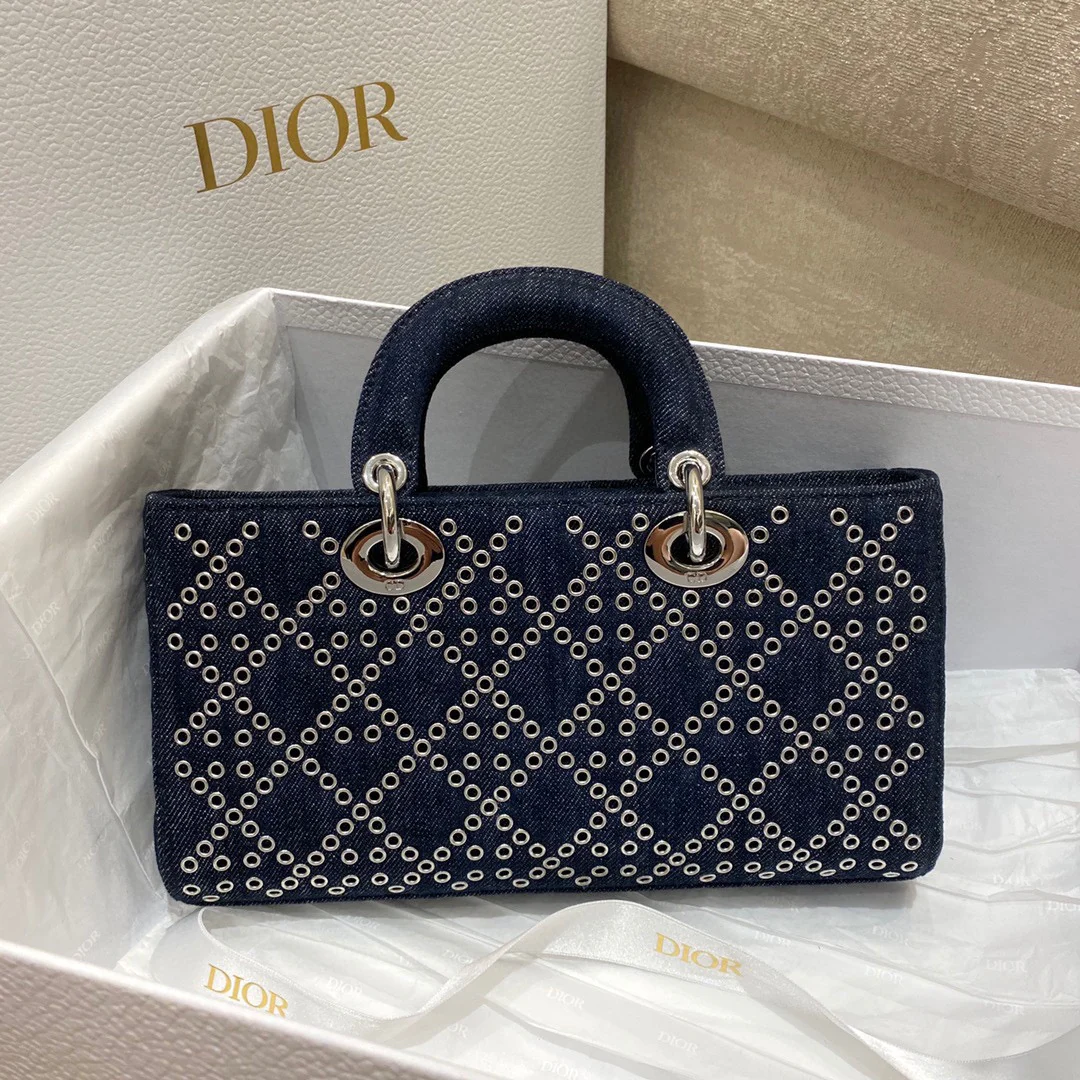 Сумка Dior Lady D'Joy — в стиле джинсовой сумки с заклепками.