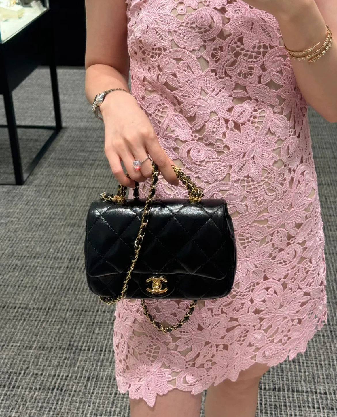 Маленькая черная сумка Chanel с клапаном и поворотной ручкой.