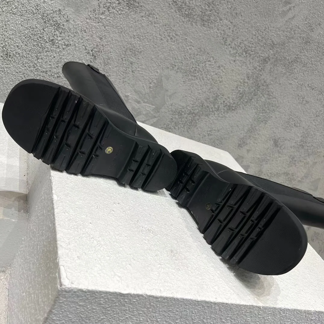 Новинка сезона осень/зима 2022 от BV - высокие сапоги с закругленным носком и застежкой-молнией сзади.