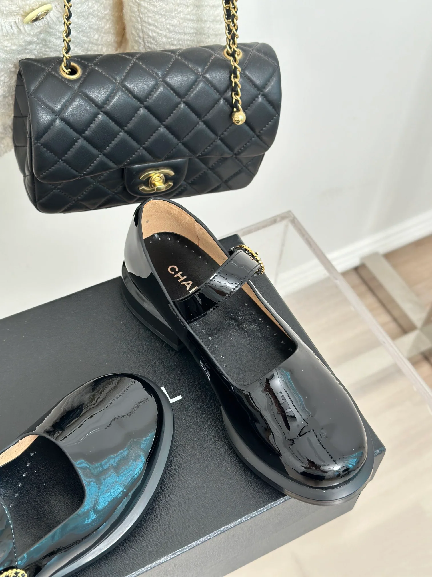 Новинка осенней коллекции Chanel 2023 — Классические туфли Мэри Джейн — Черные