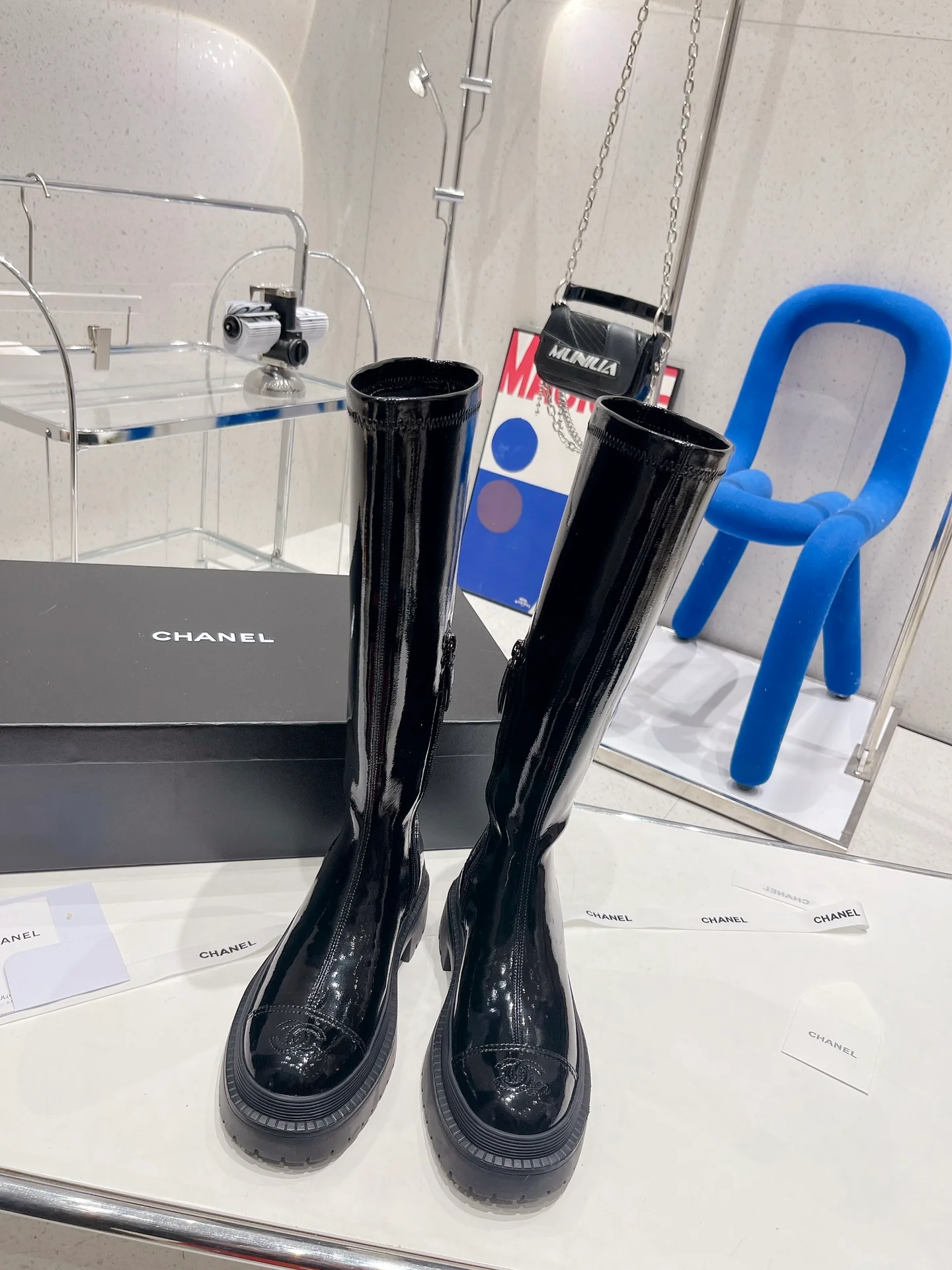 Высокие сапоги на платформе Chanel с эластичным поясом - черные