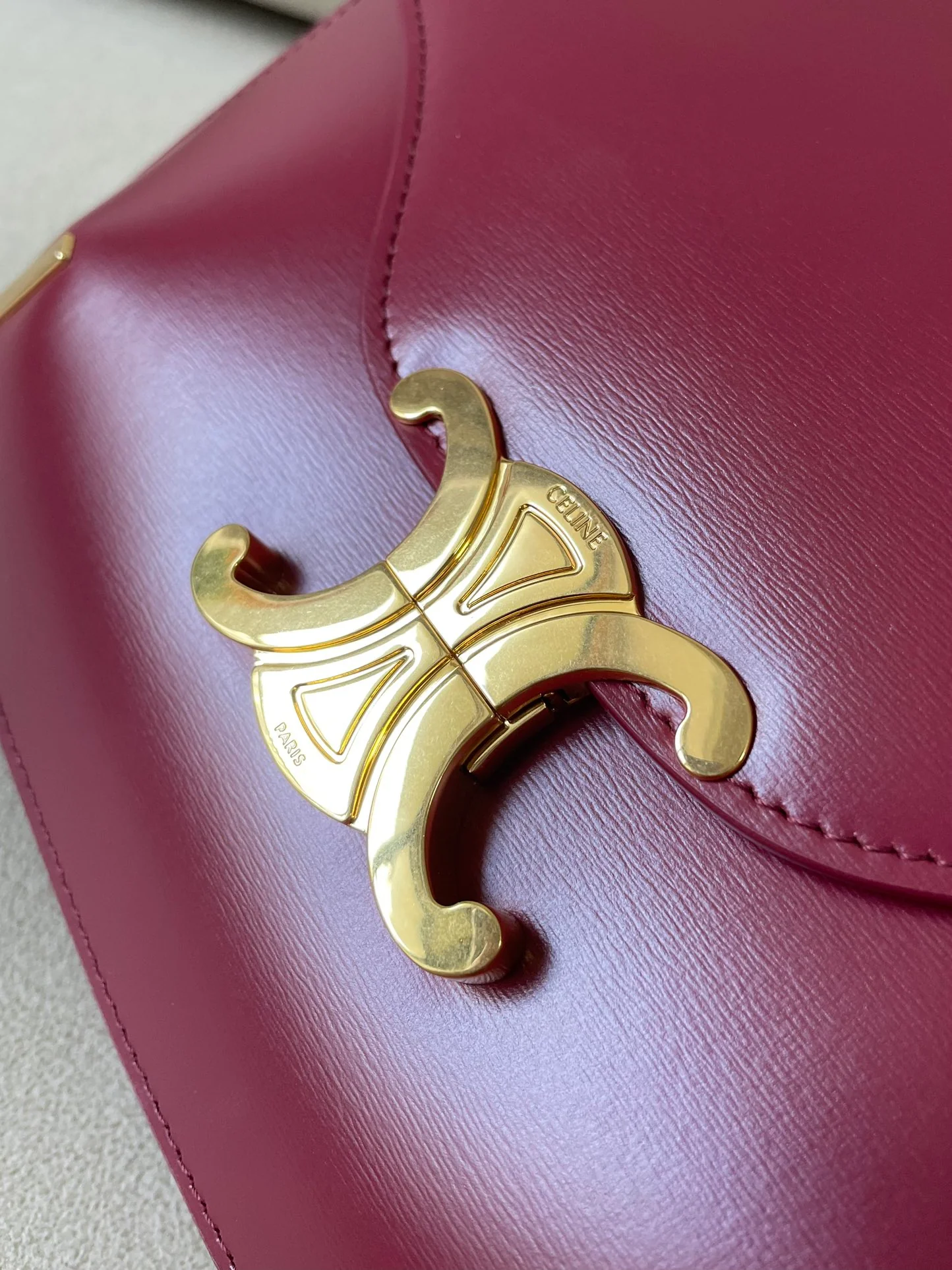 Коллекция Celine осень 2022 - Кожаная сумка Besace на цепочке - Темно-красная