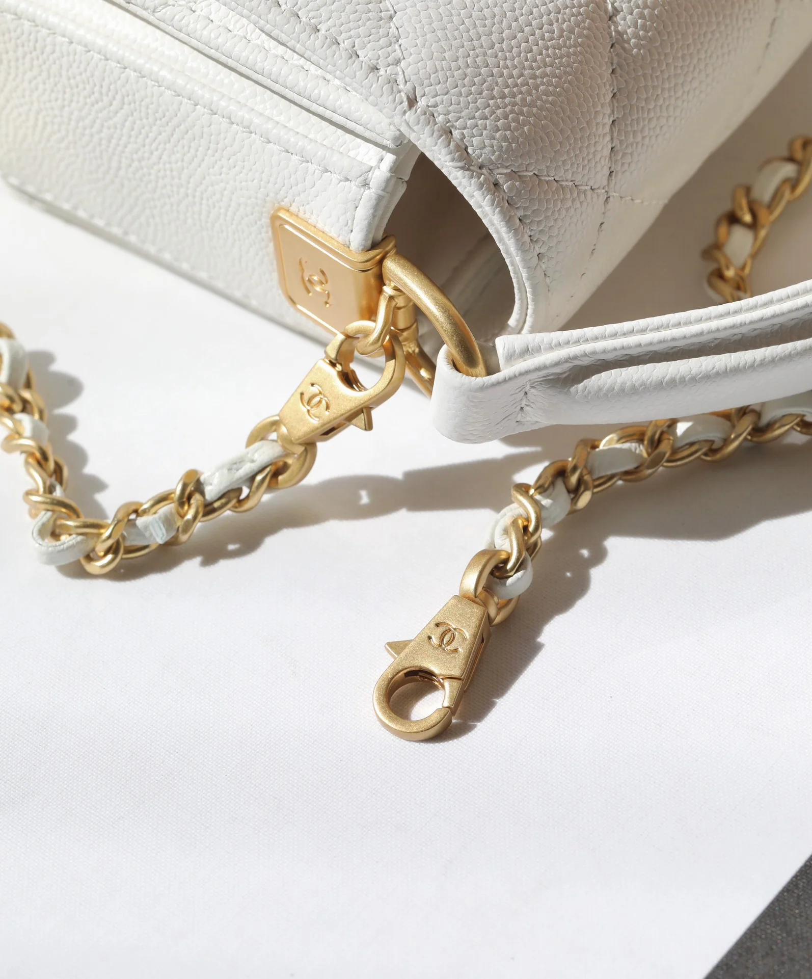 Мини-сумочка Chanel с ручкой и клапаном, белая.