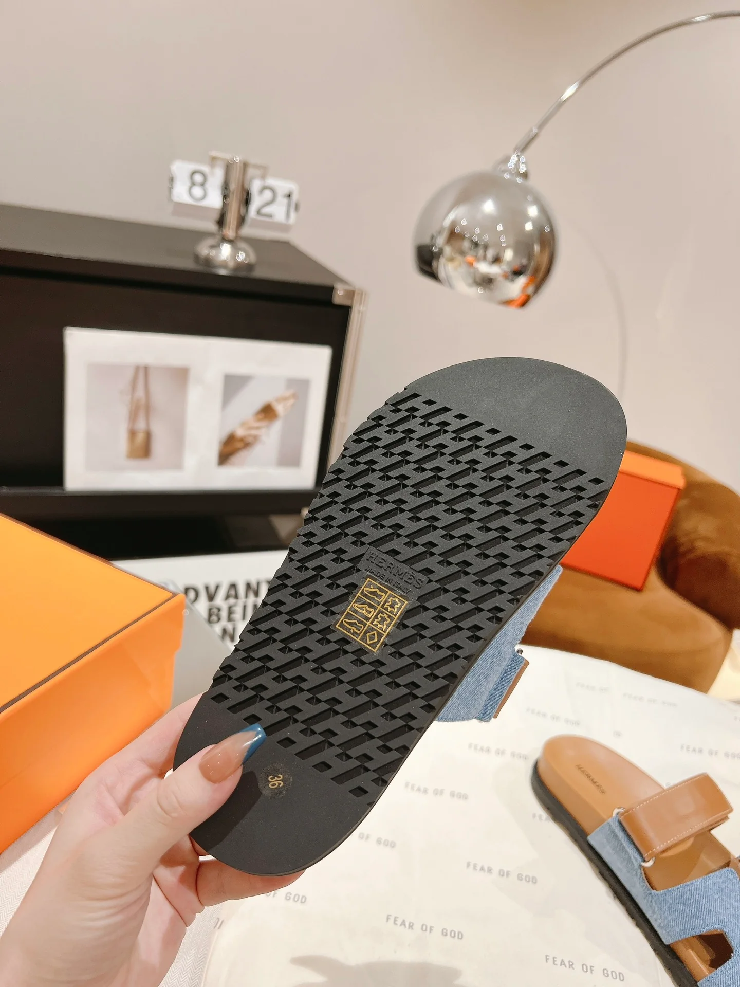 Тапочки Hermes из кожи и овечьей кожи — коричневато-голубые.