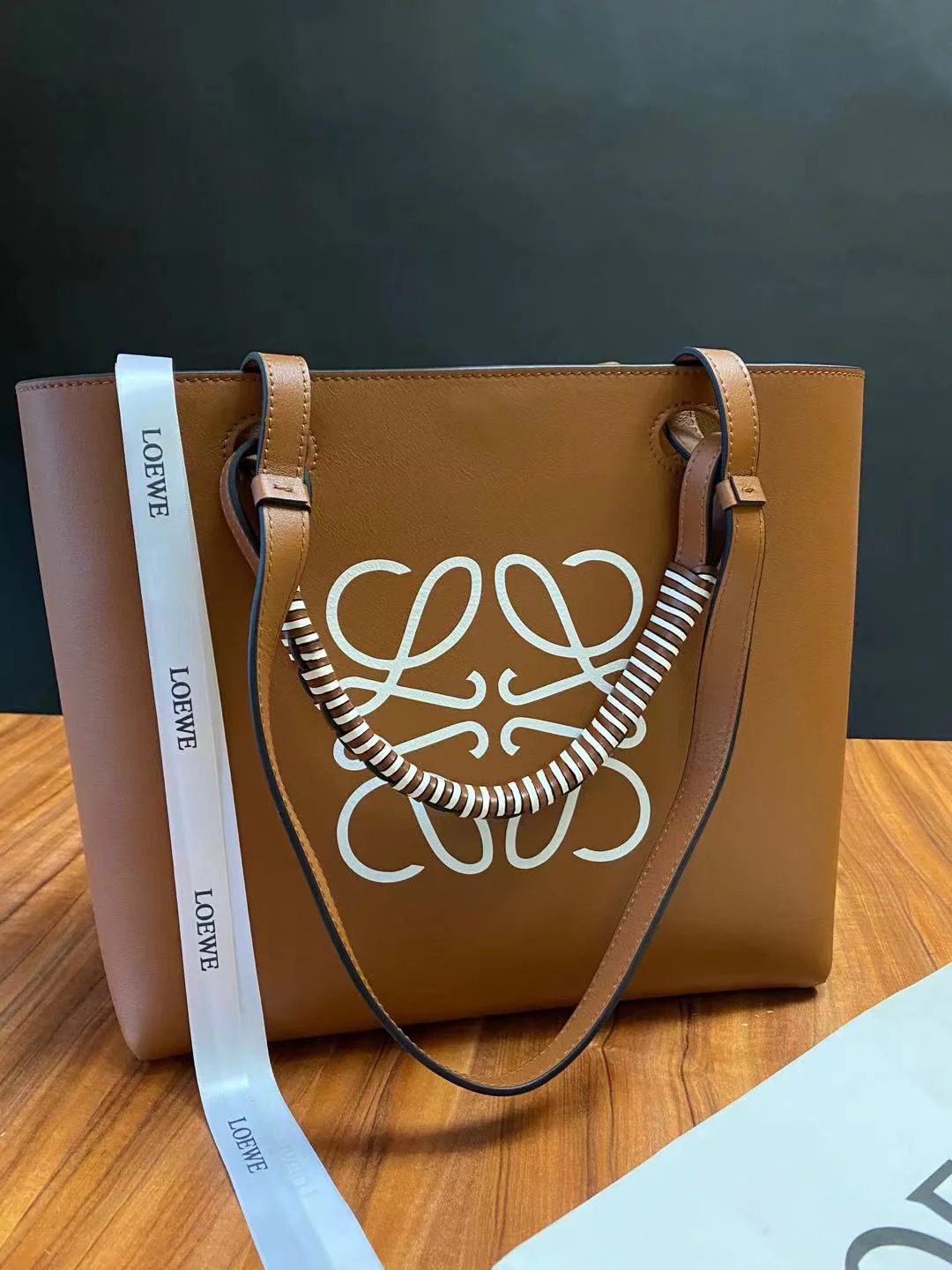 Сумка-тоут Loewe Anagram, кожаная, коричневая