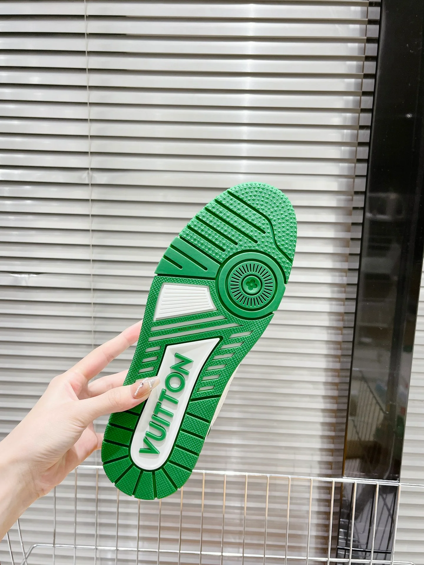 Кроссовки LV Trainer - обувь для скейтбординга - глянцевые белые и зеленые - унисекс