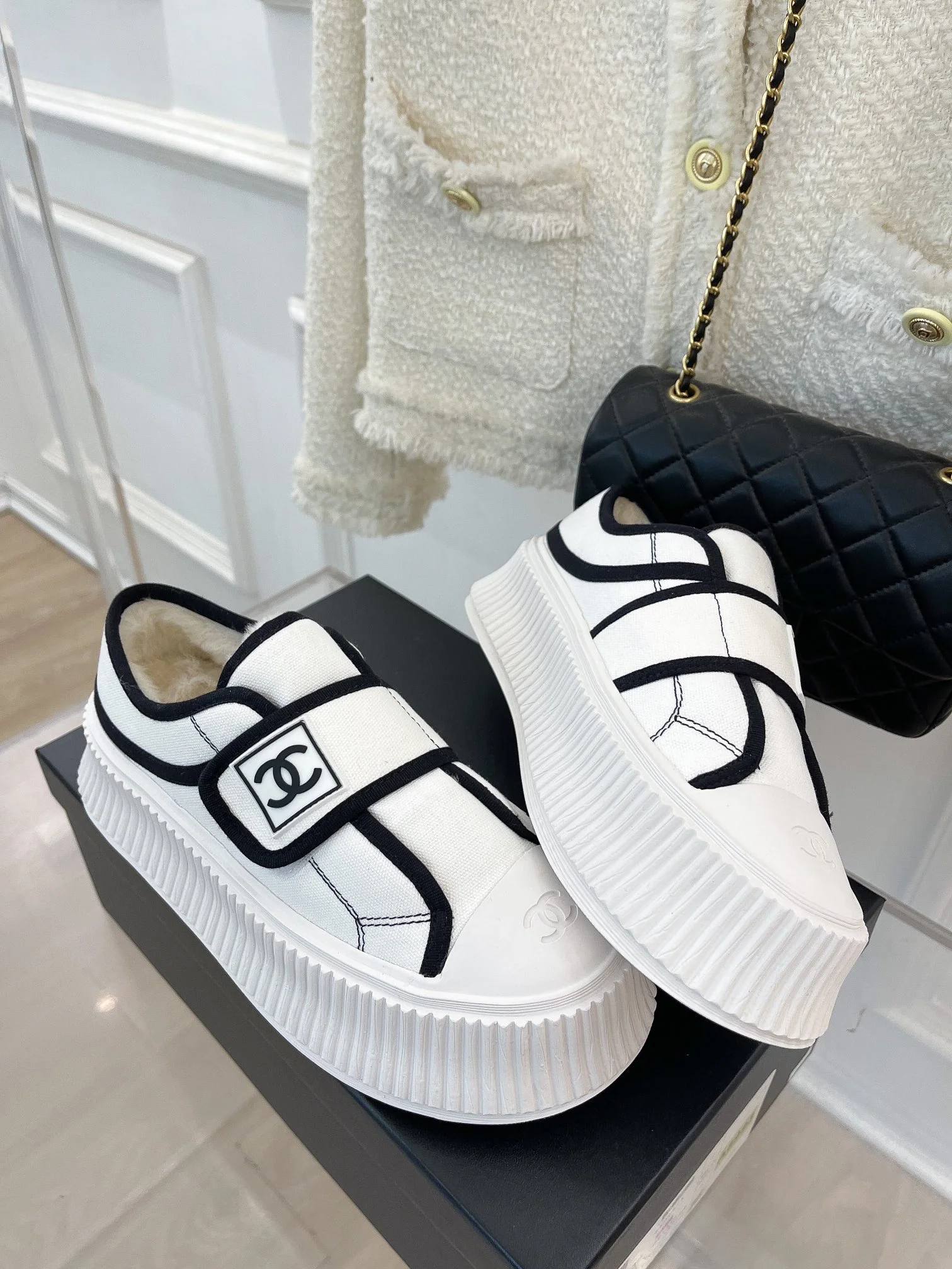 Новинка сезона осень/зима 2022 от Chanel - повседневные туфли на платформе с застежкой-липучкой.