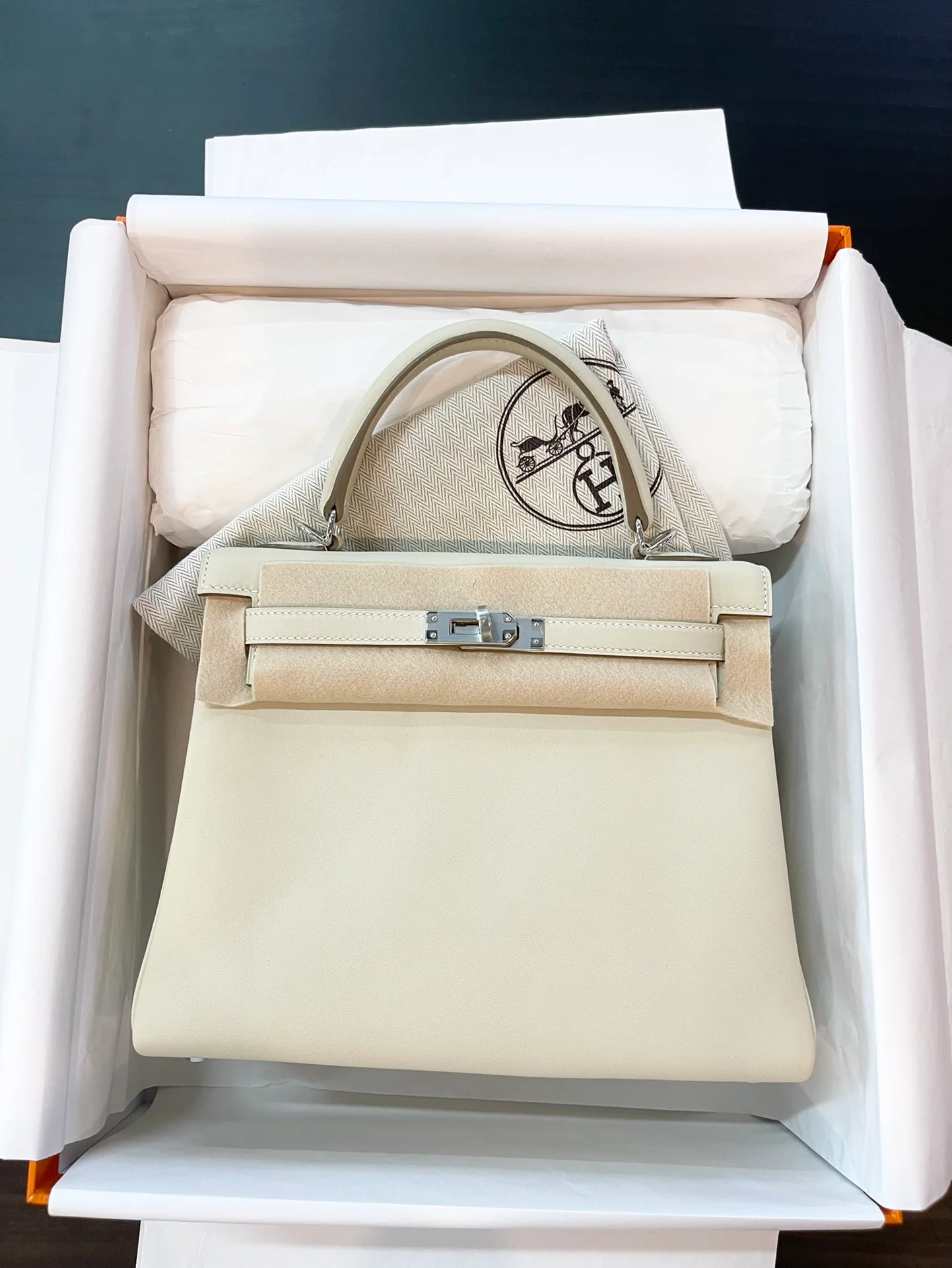 Hermes Kelly 25 Swift Milkshake White Silver Buckle