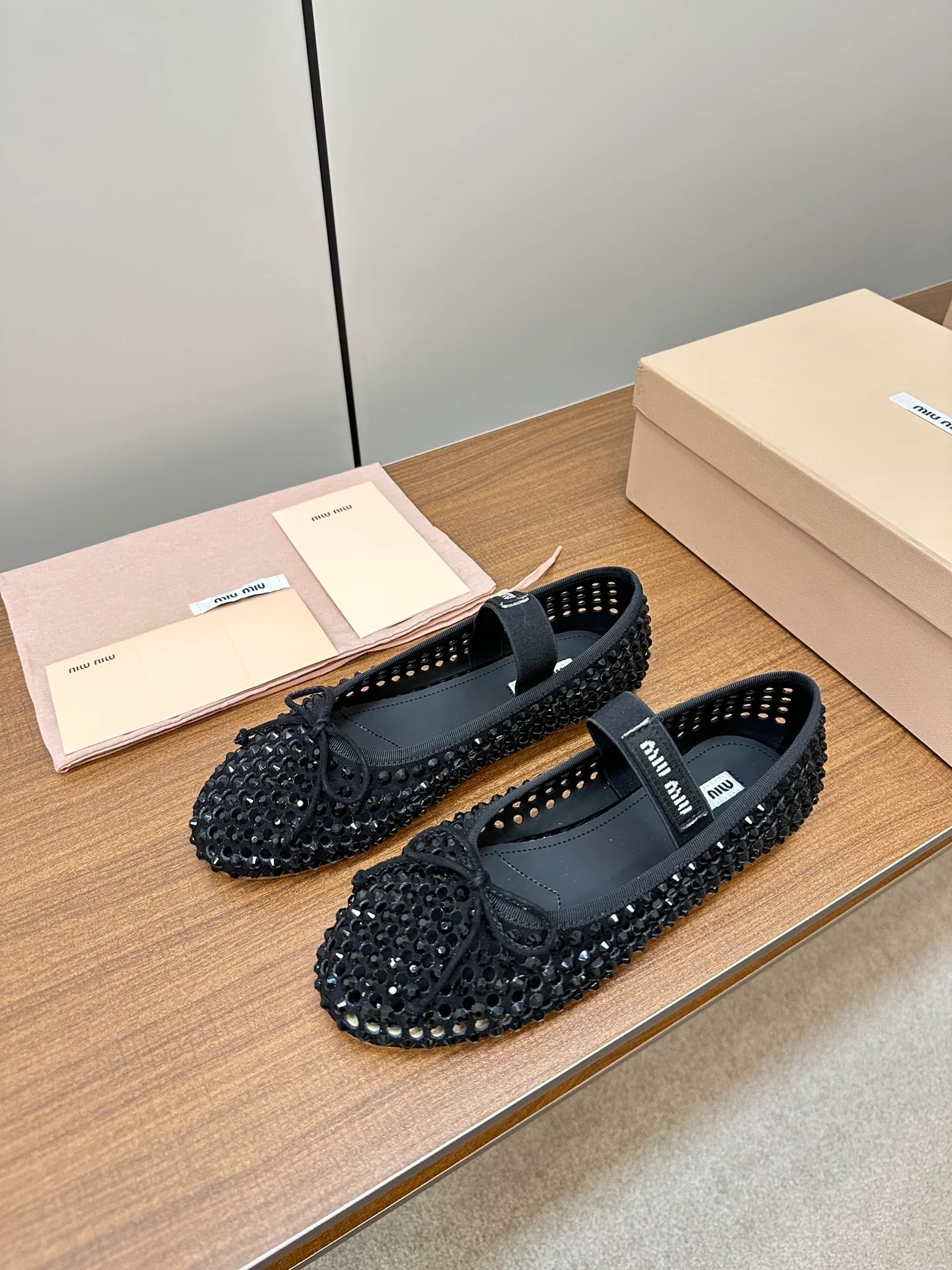 Новые поступления коллекции Miu Miu осень/зима 2023 - Балетки с кристаллами - Балетки - Черные