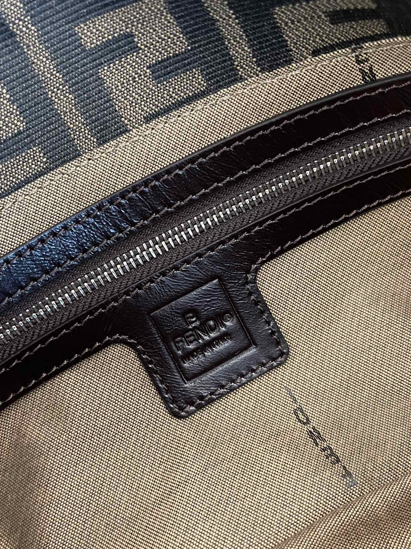 Винтажная сумка-багет Fendi с монограммой и серебряной пряжкой