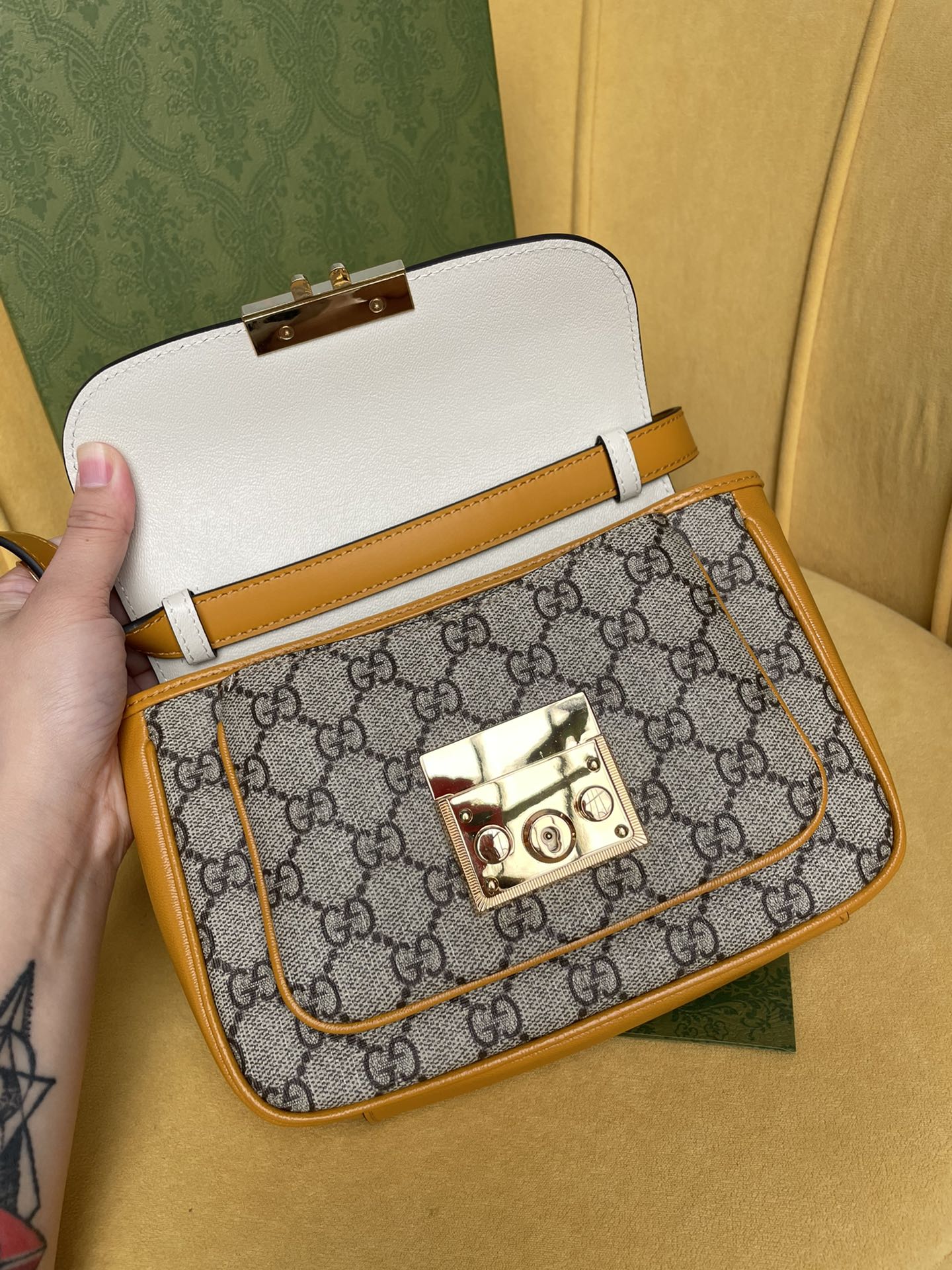 Сумка-мессенджер Gucci Lock