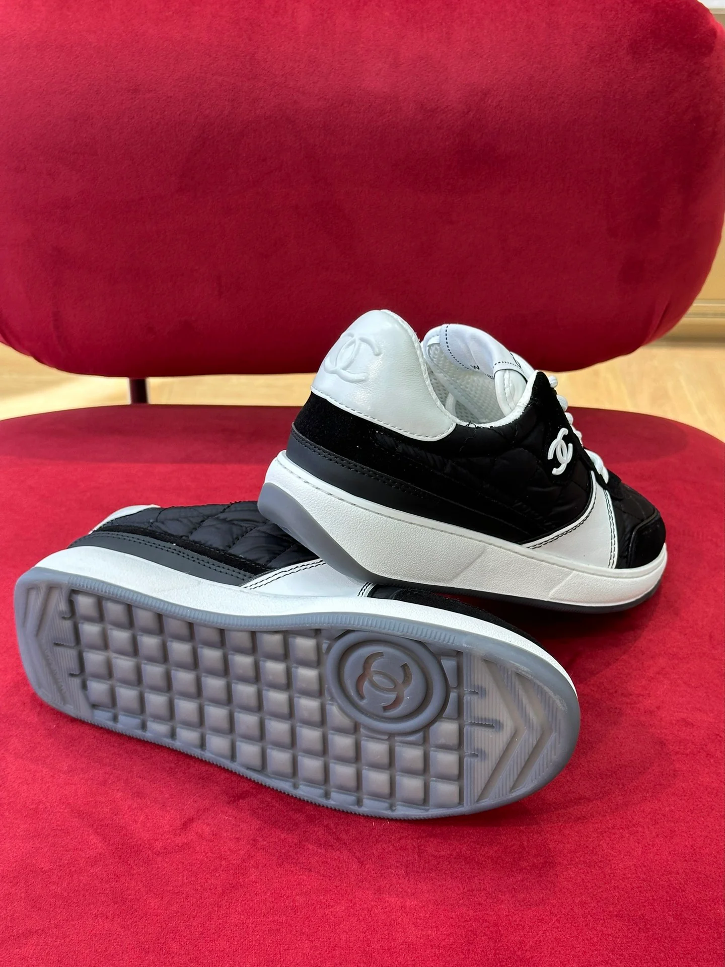 Новинка 2023 года от Chanel - Классические белые кроссовки, украшенные стразами Swarovski.