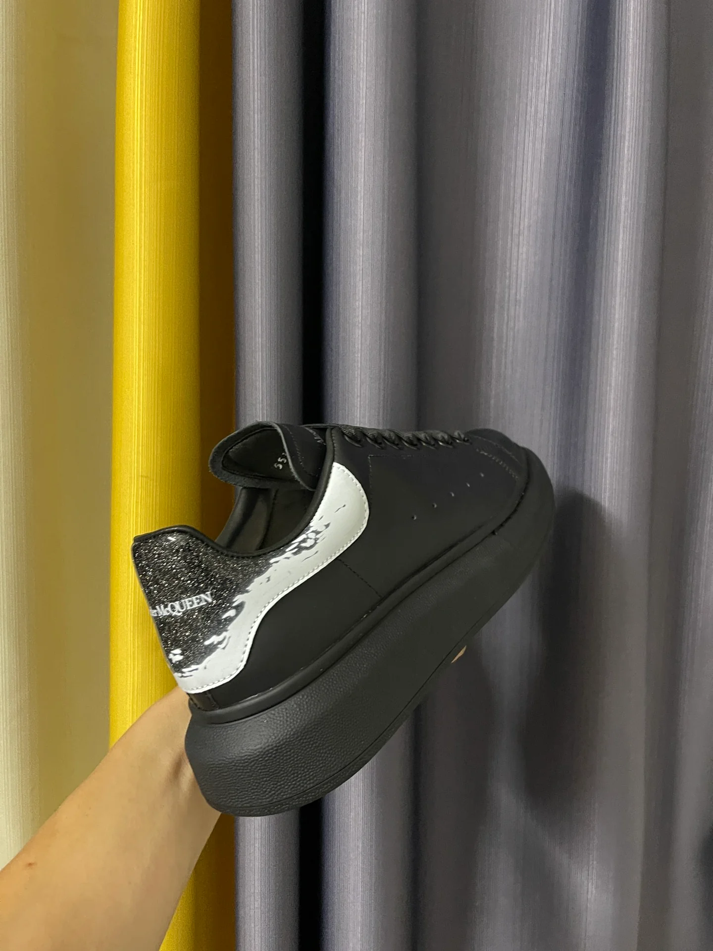 Классические белые кроссовки McQueen - унисекс - черный каблук с блестками и граффити.