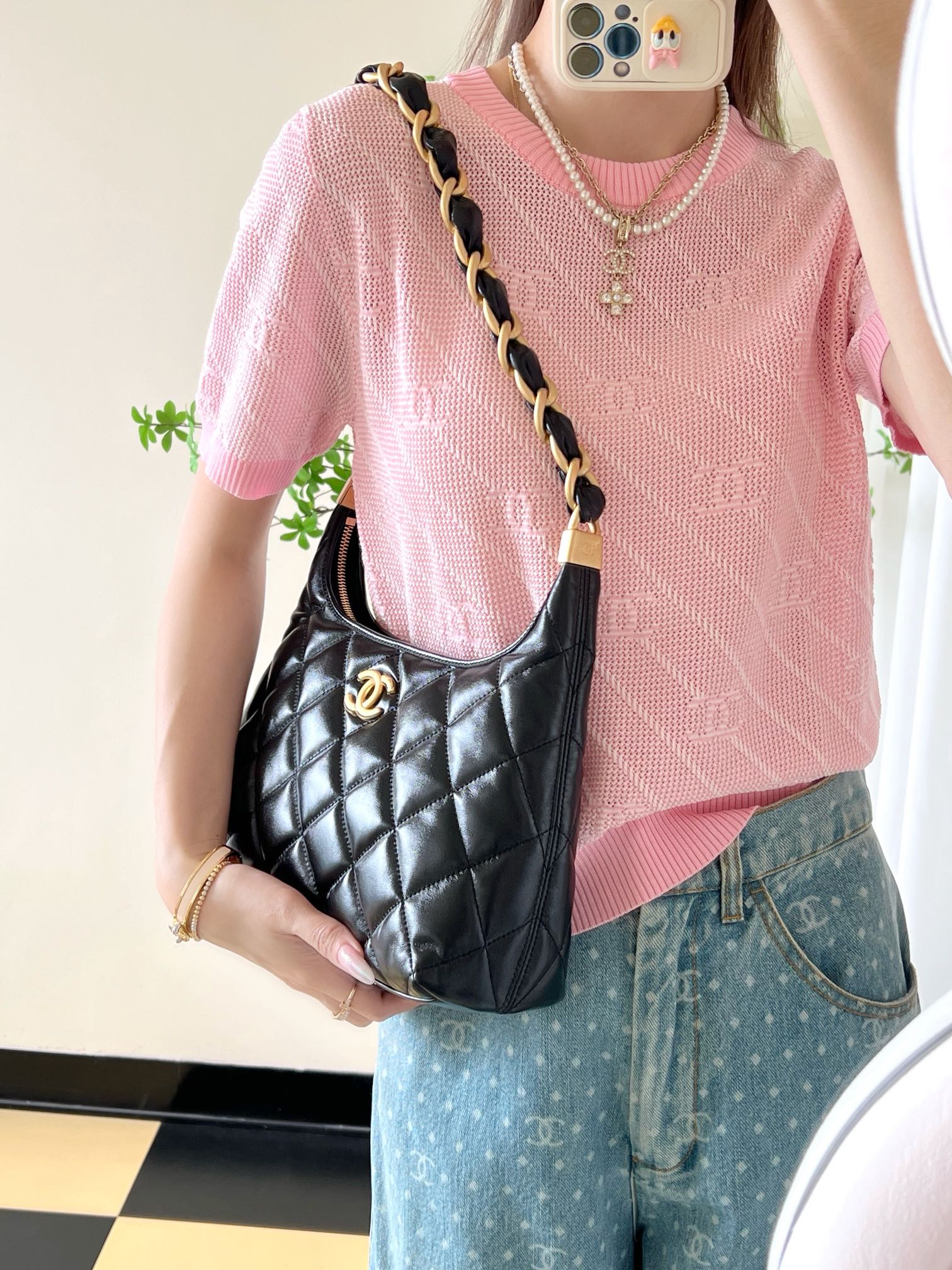 Chanel - Средняя сумка-хобо через плечо - Черная с золотой фурнитурой